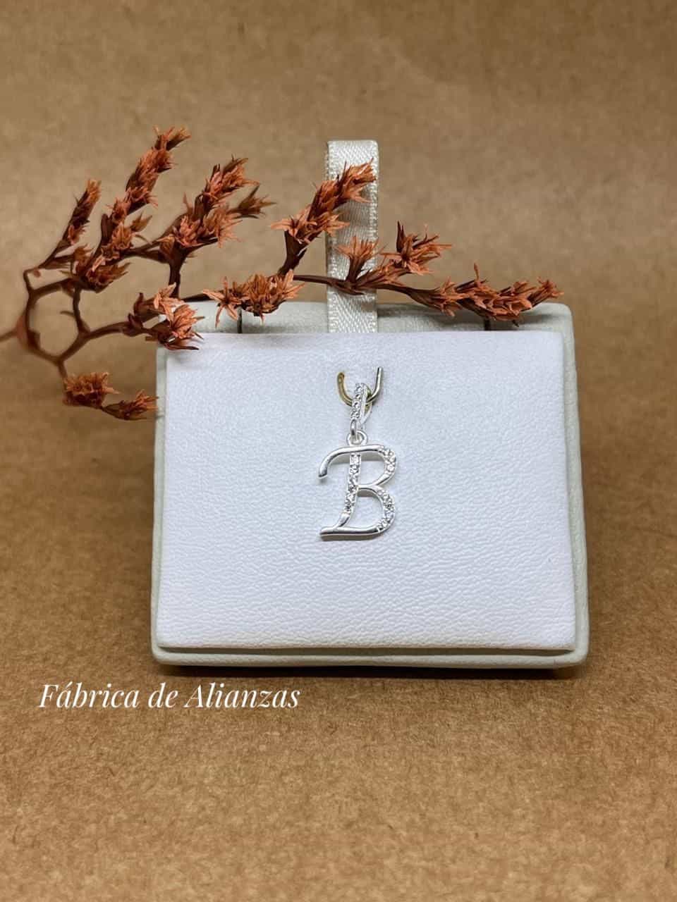 Dije Inicial B Cursiva Piedras Blancas