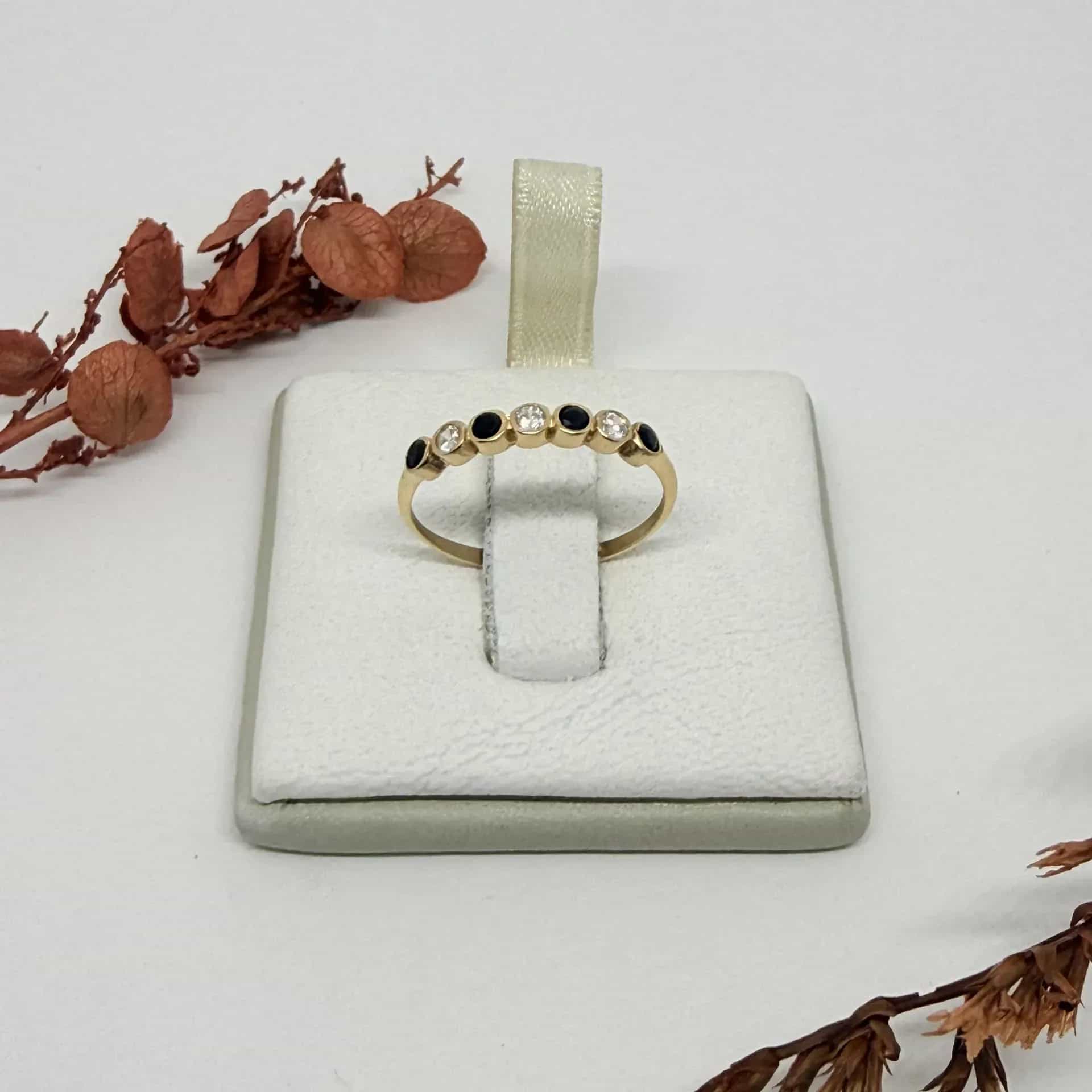 Anillo Circulo con Piedras Negras y Blancas
