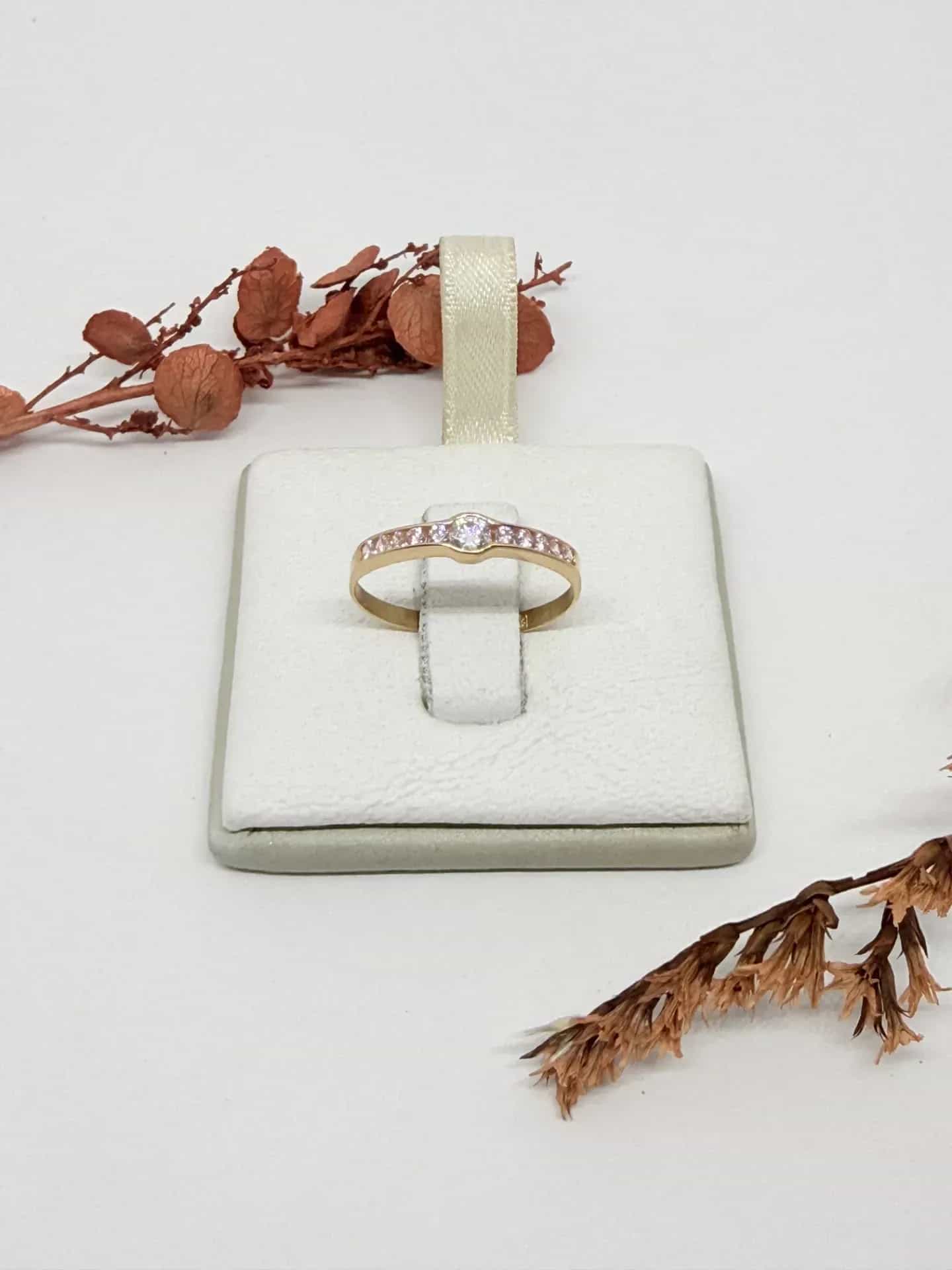 Anillo 1/2 Sin Fin con Piedra Blanca Central y Piedras Rosas