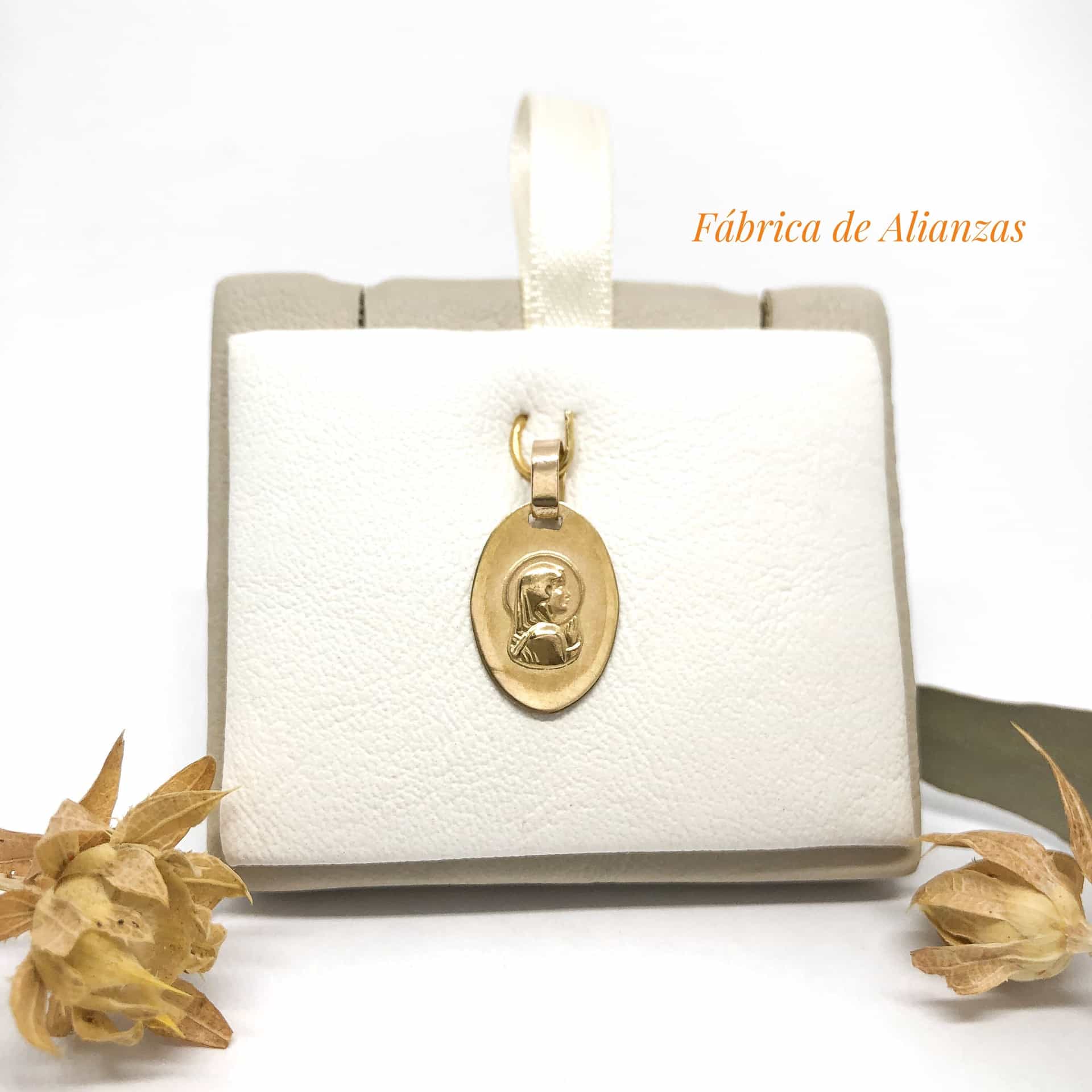 Dije Virgen Niña Sobre Relieve Oval