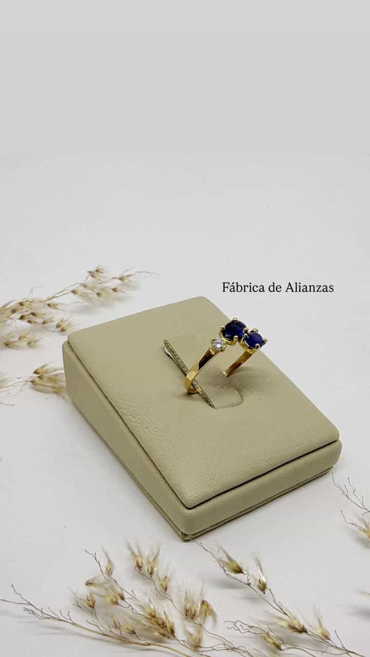 Anillo Pellizco Piedra Azul y Blanca