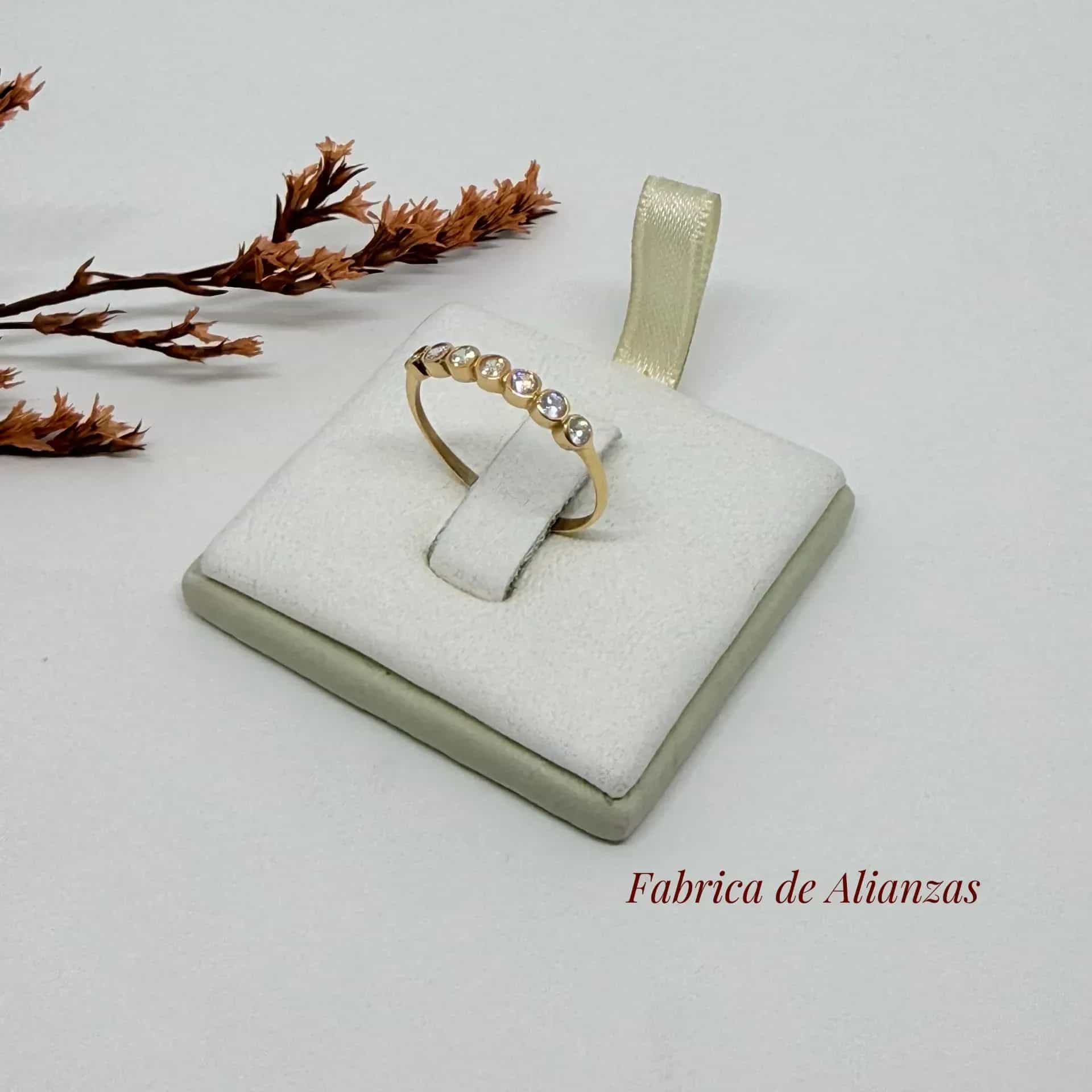 Anillo Círculos con Piedras Blancas