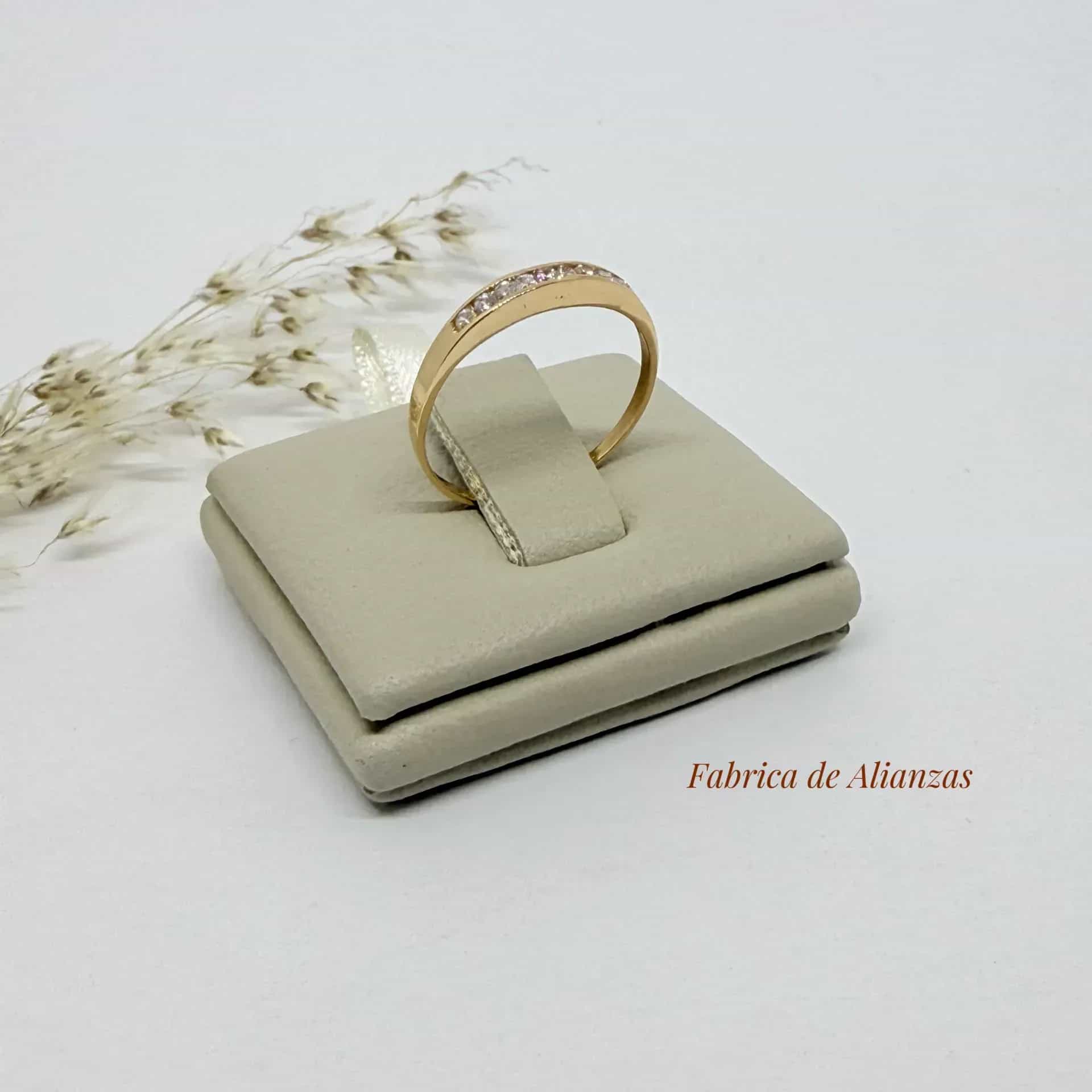 Anillo 1/2 Sin Fin Piedras Blancas