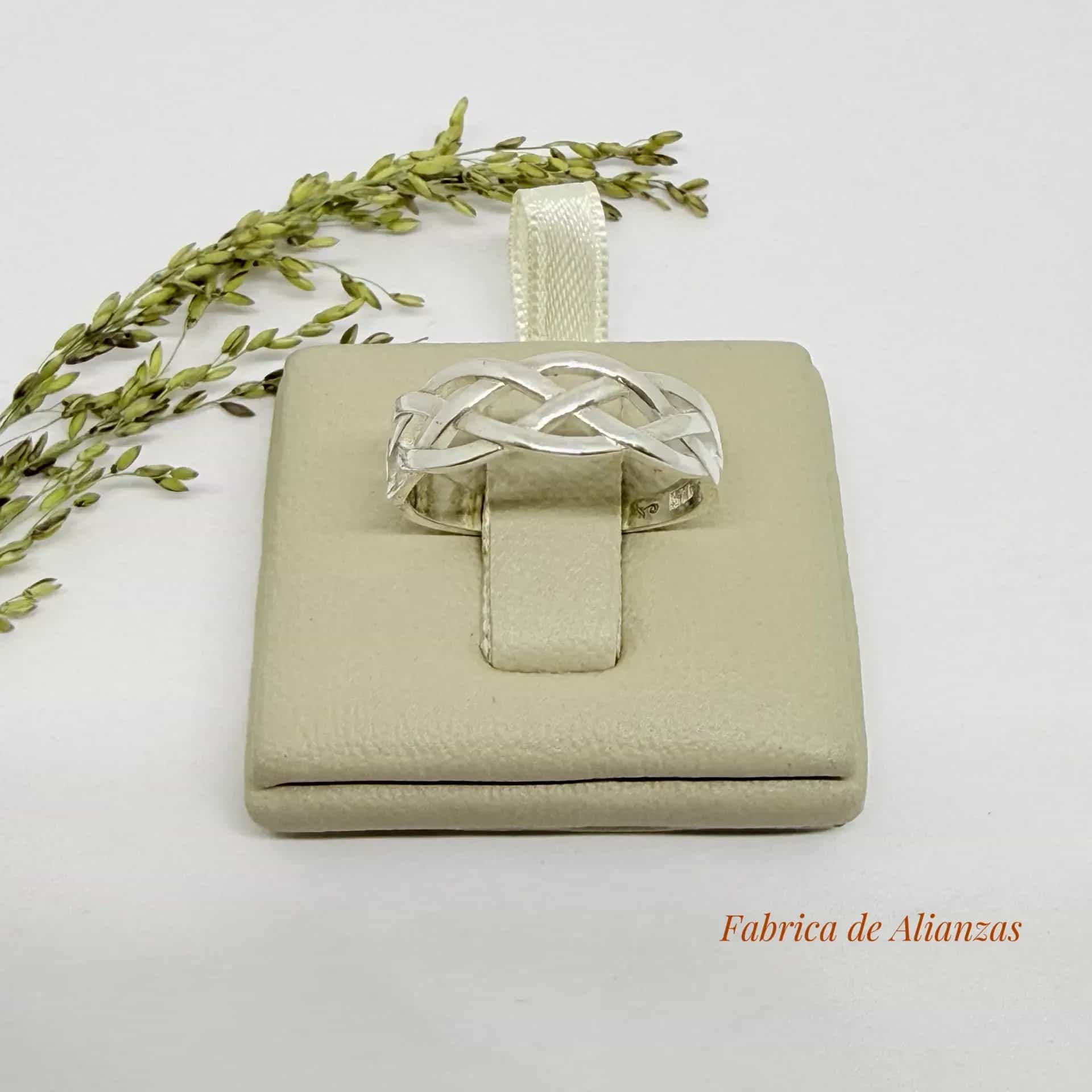 Anillo Trenzado Calado