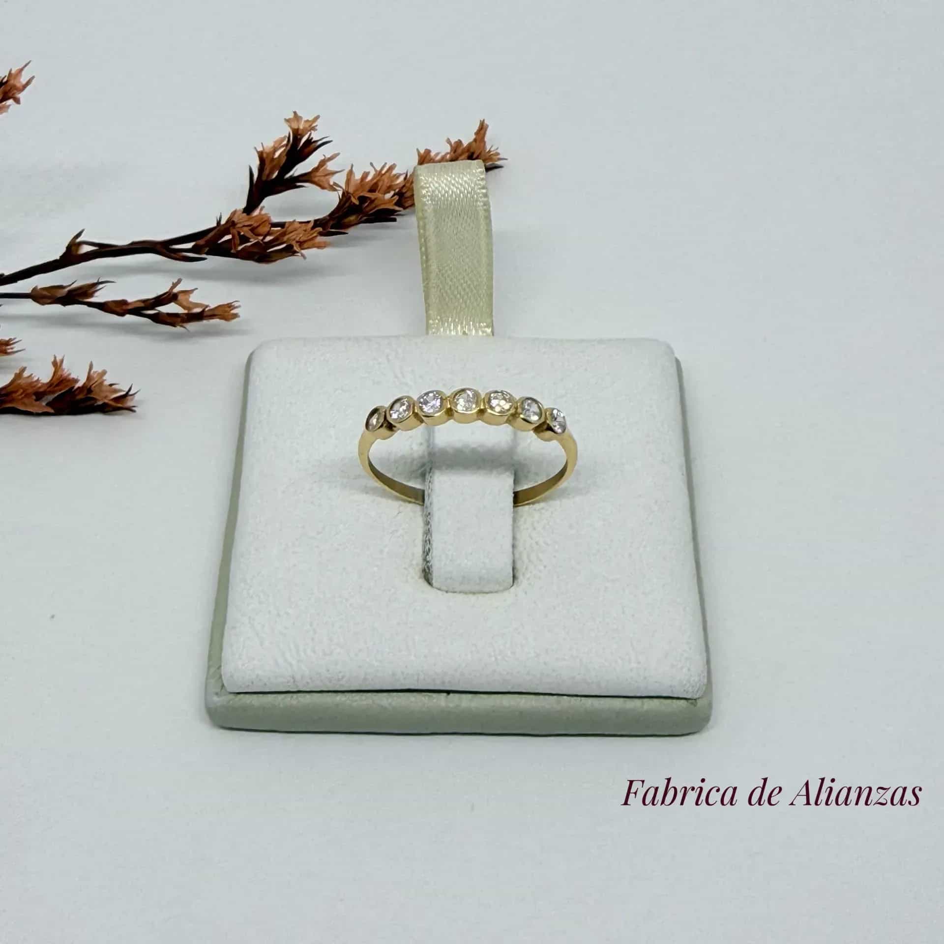 Anillo Círculos con Piedras Blancas