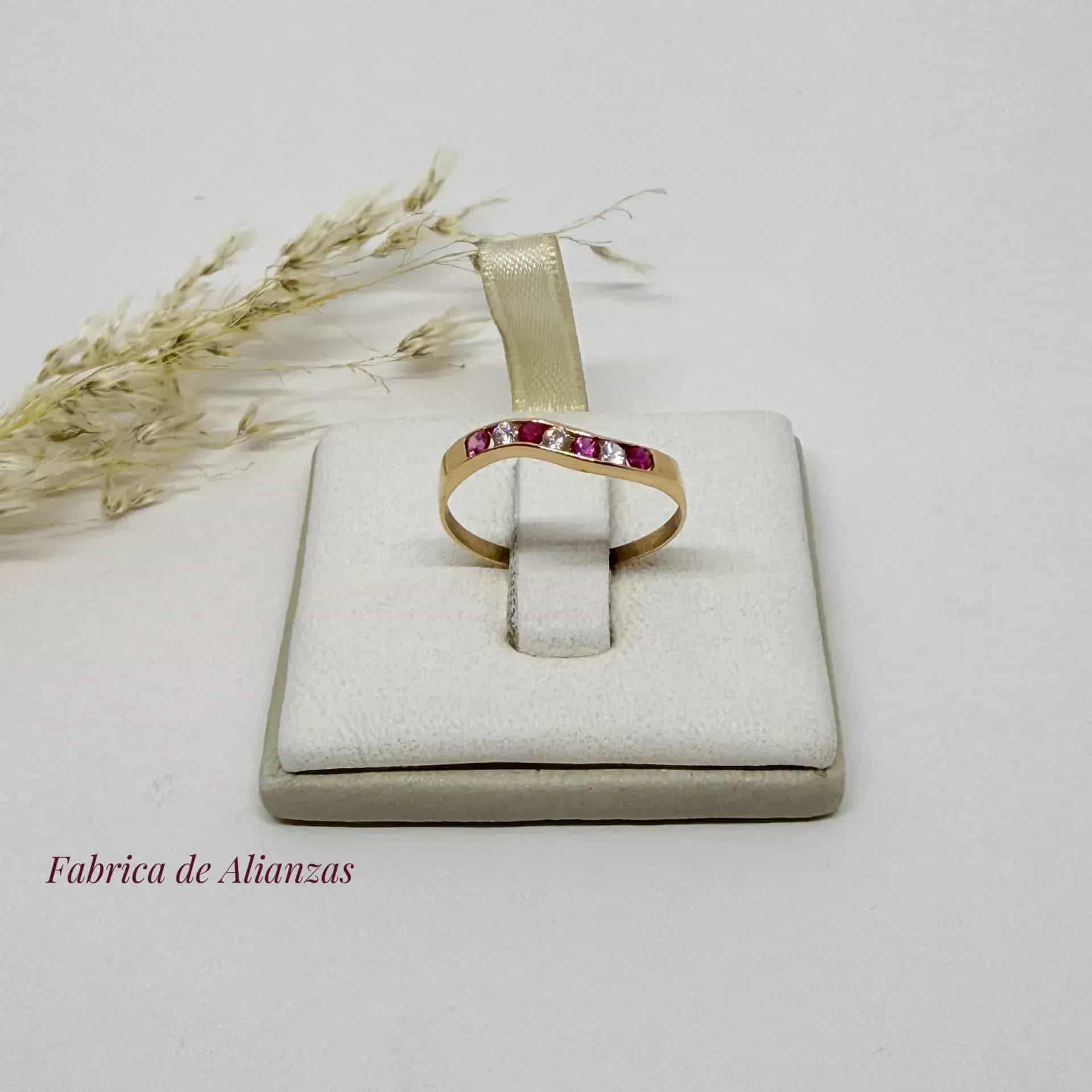 Anillo 1/2 Sin Fin Onda con Piedra Roja y Blanca