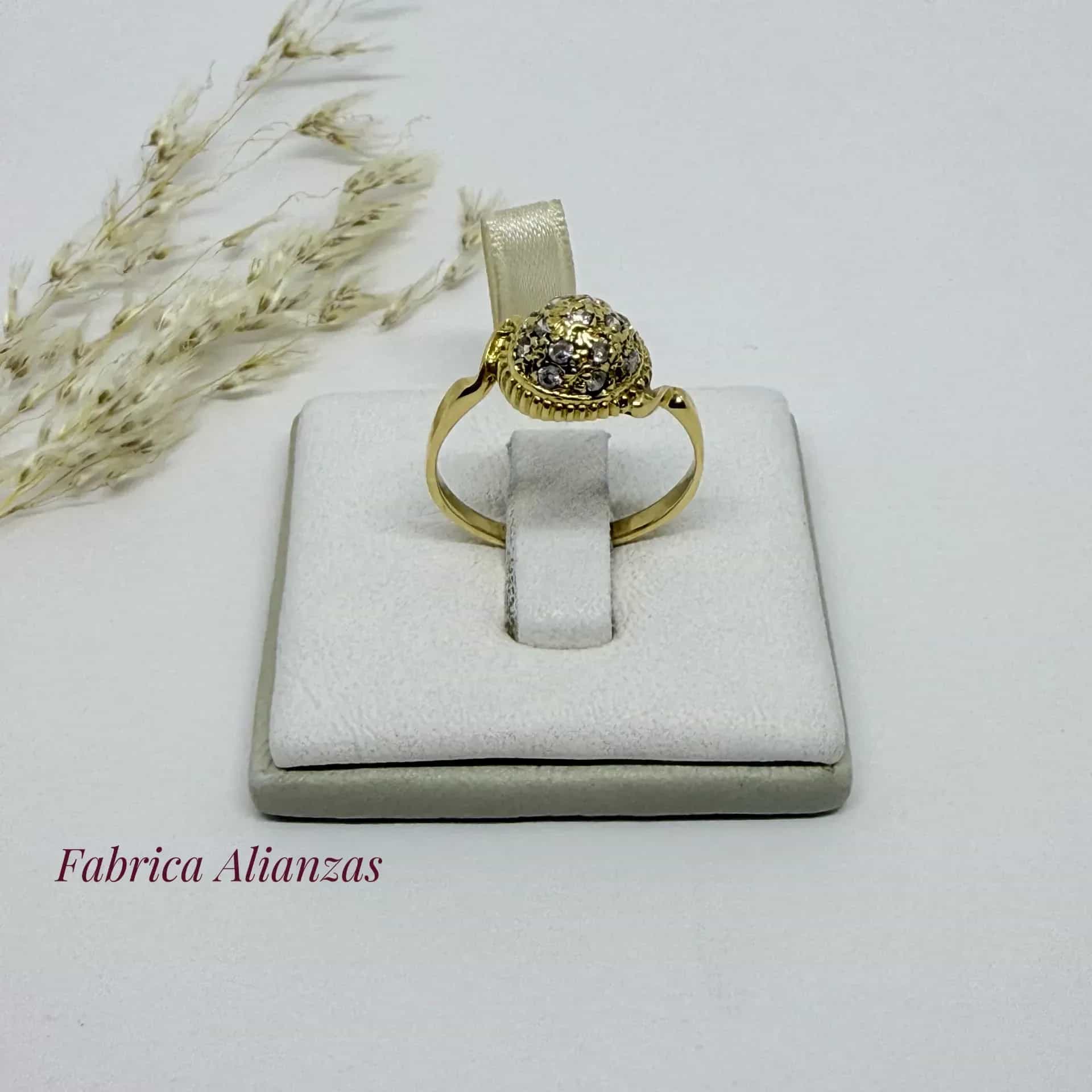 Anillo Frutillón con 15 Piedras Blancas