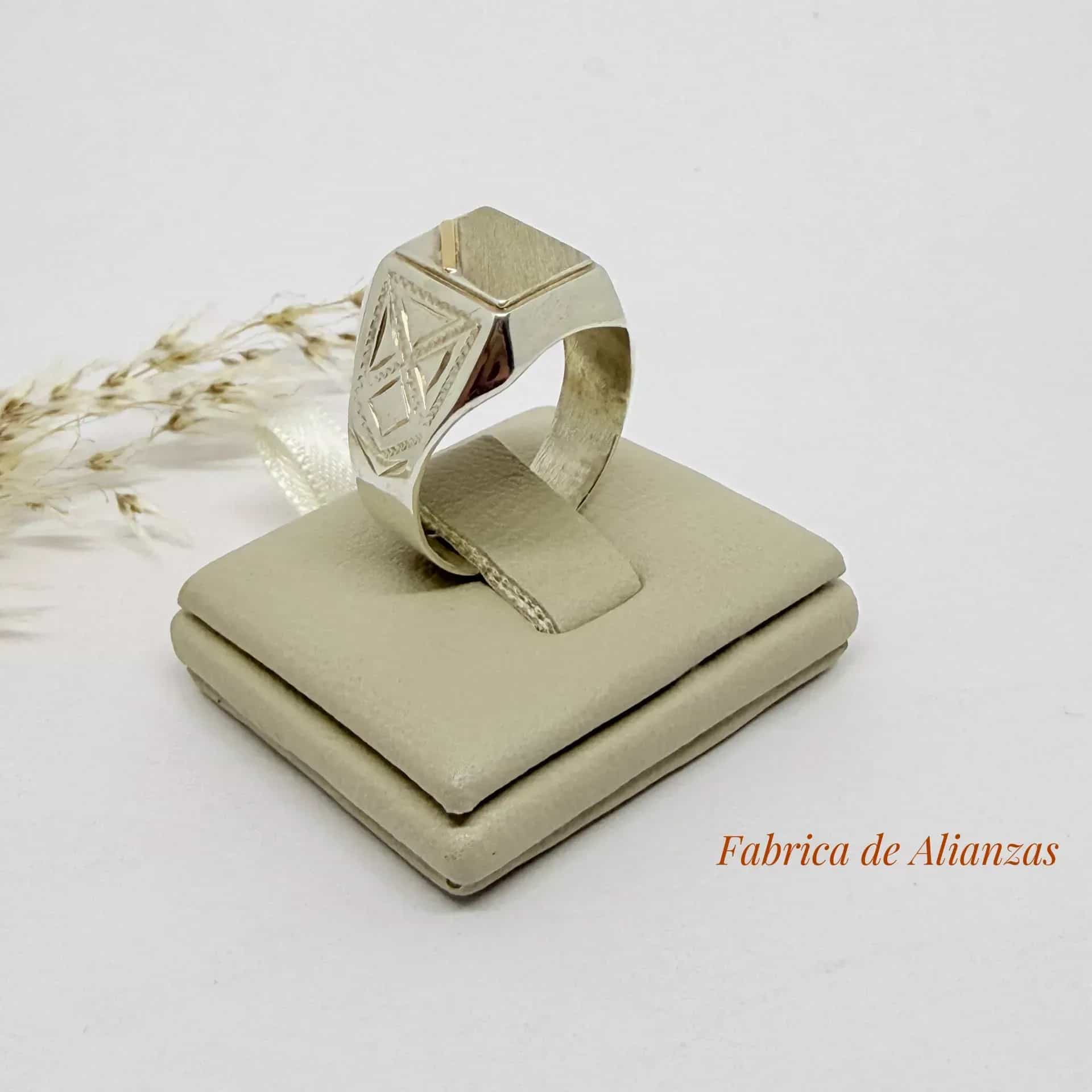 Anillo Sello Rectangular 13 por 11 milímetros.