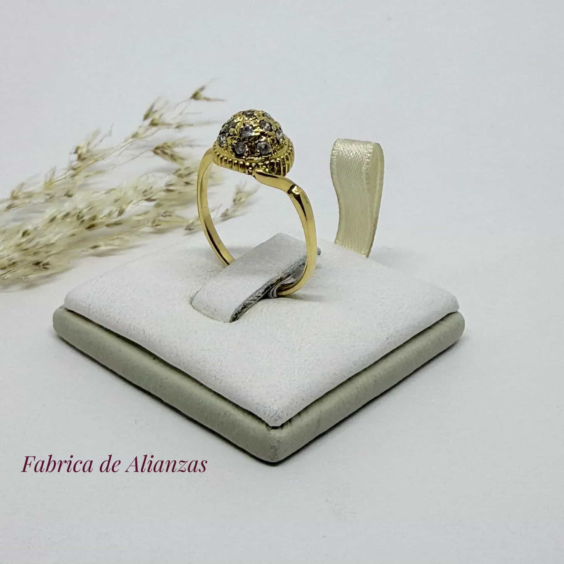 Anillo Frutillón con 15 Piedras Blancas