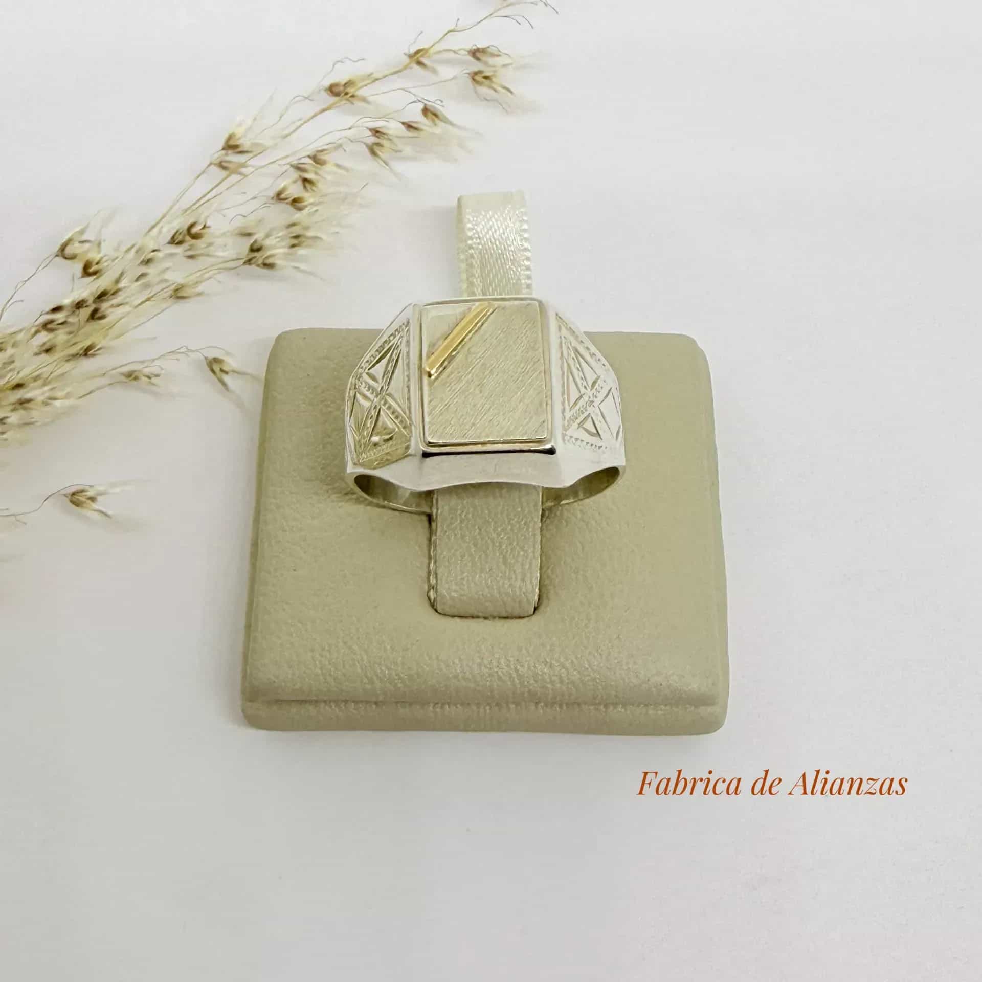 Anillo Sello Rectangular 13 por 11 milímetros.