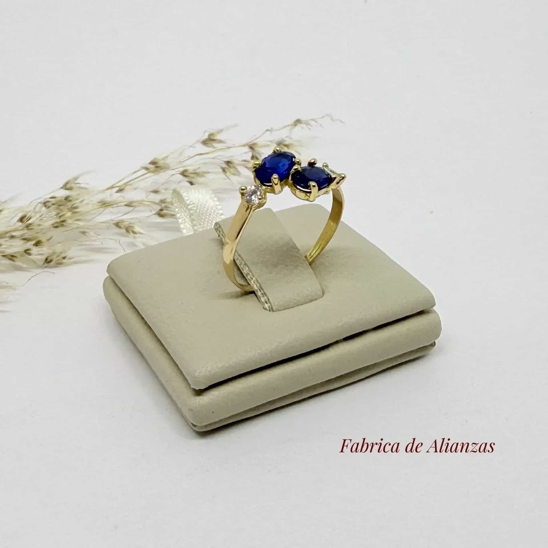 Anillo Cruzado Piedras Blancas