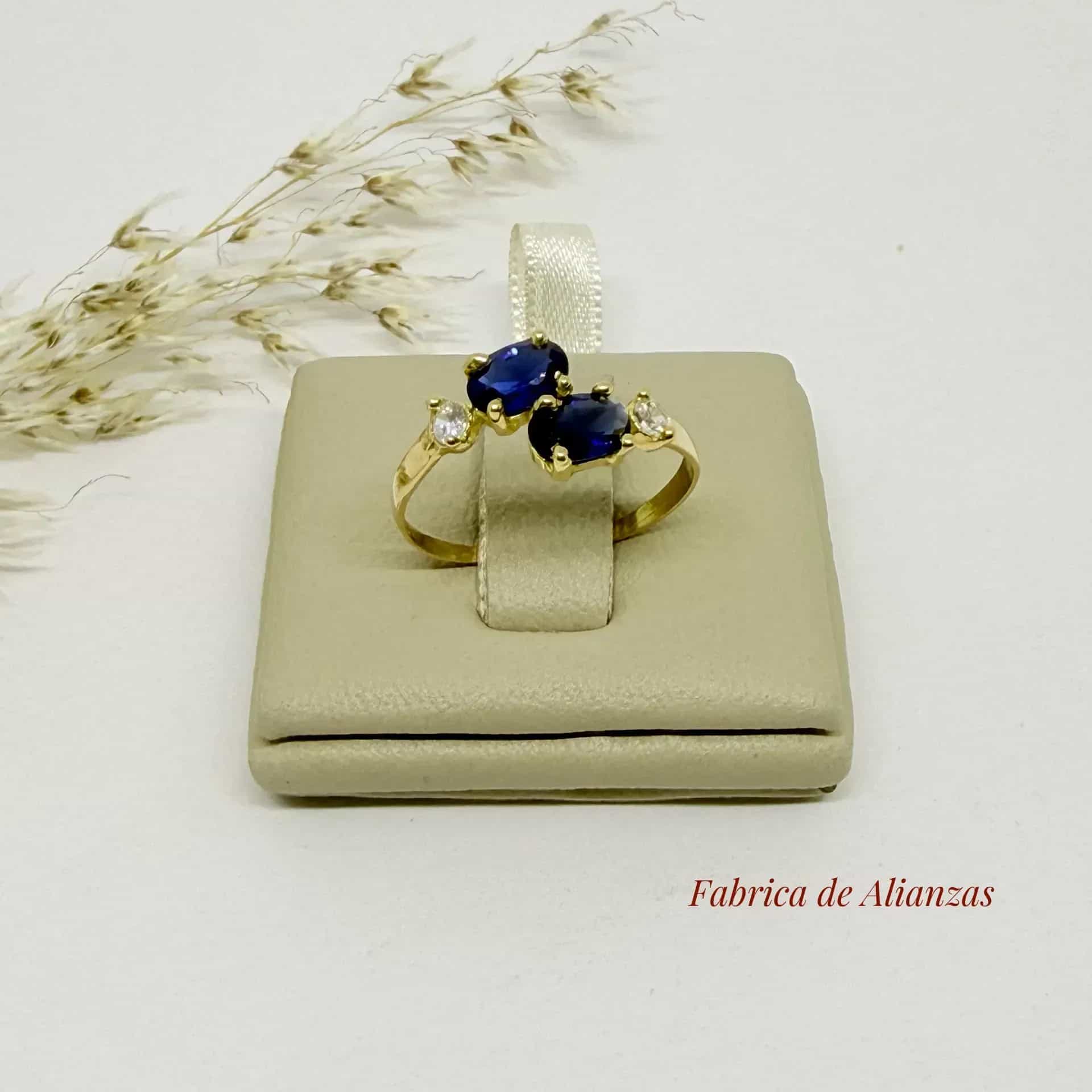 Anillo Cruzado Piedras Blancas