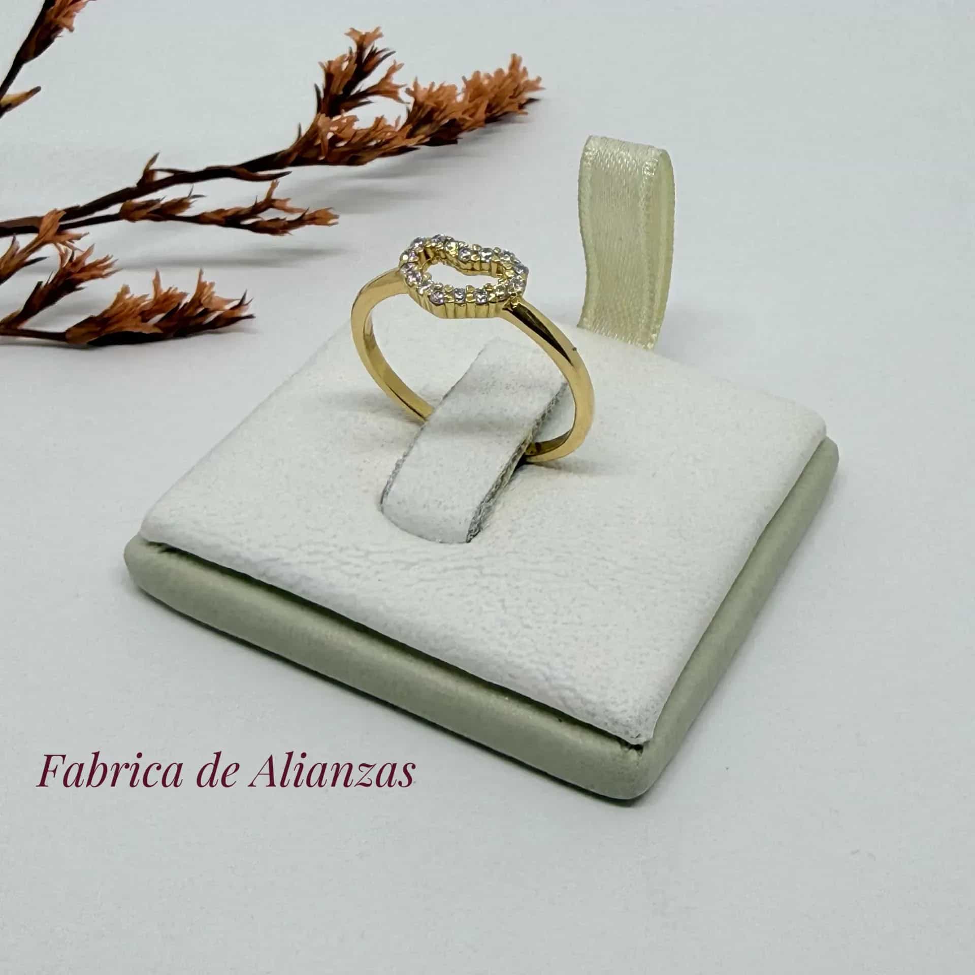 Anillo Corazón con Piedras Blancas