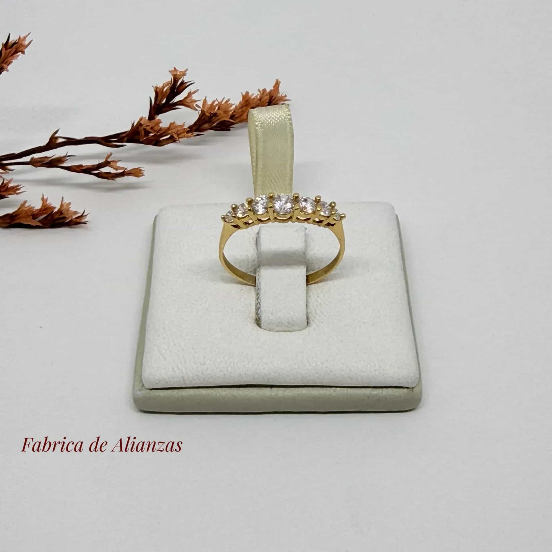 Anillo de 8 Piedras Blancas con Grifa