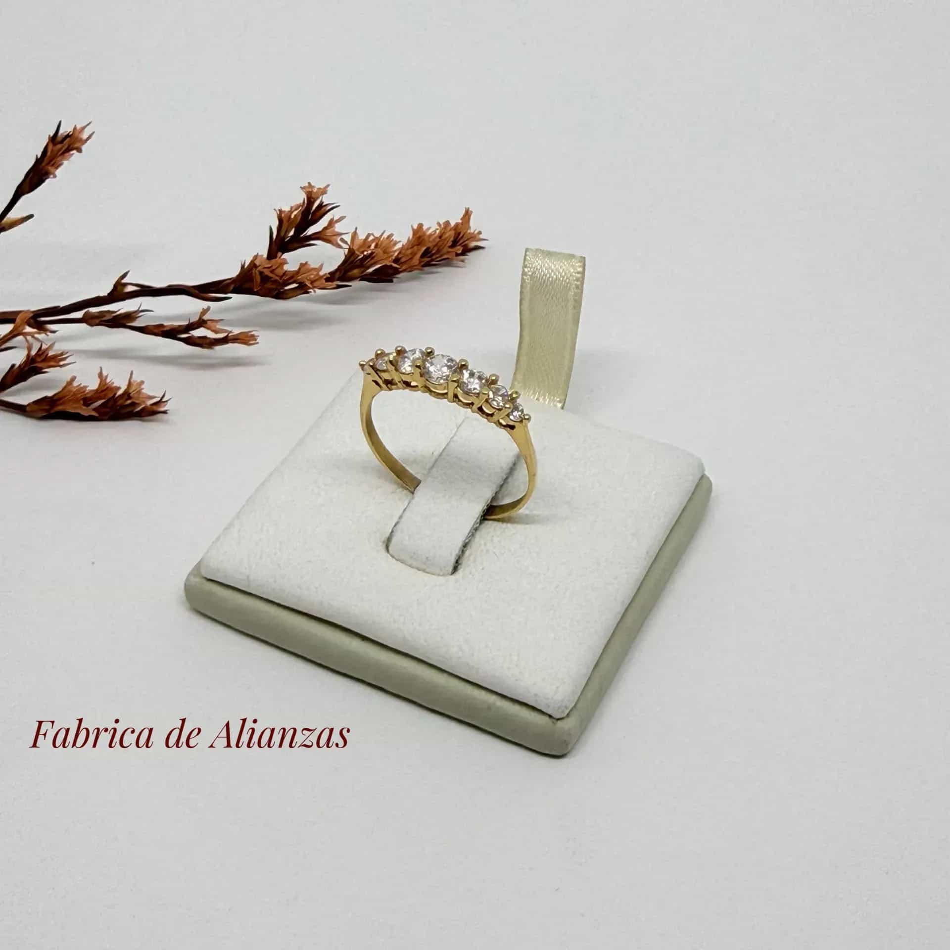 Anillo de 8 Piedras Blancas con Grifa