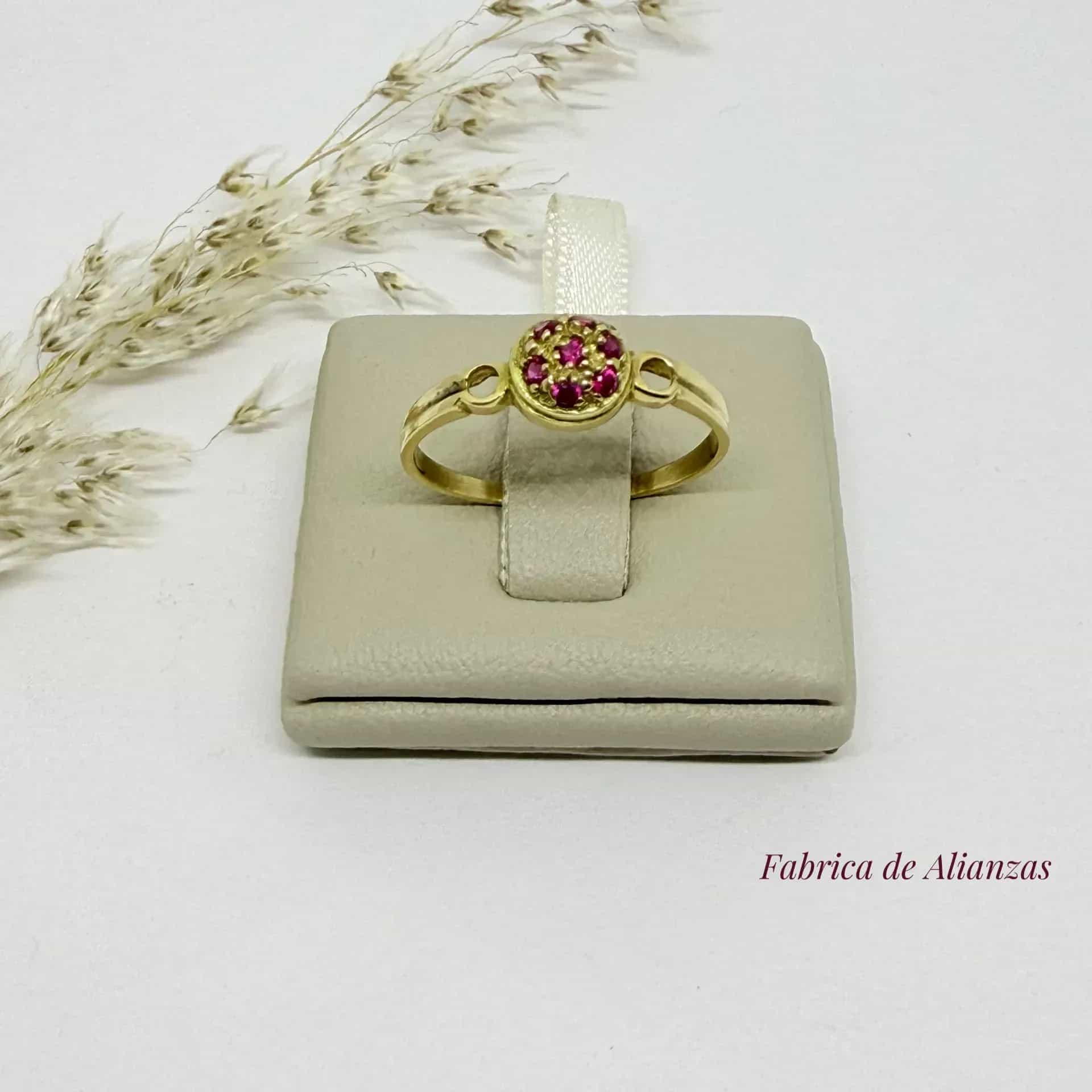 Anillo Frutilla Piedras Rojas