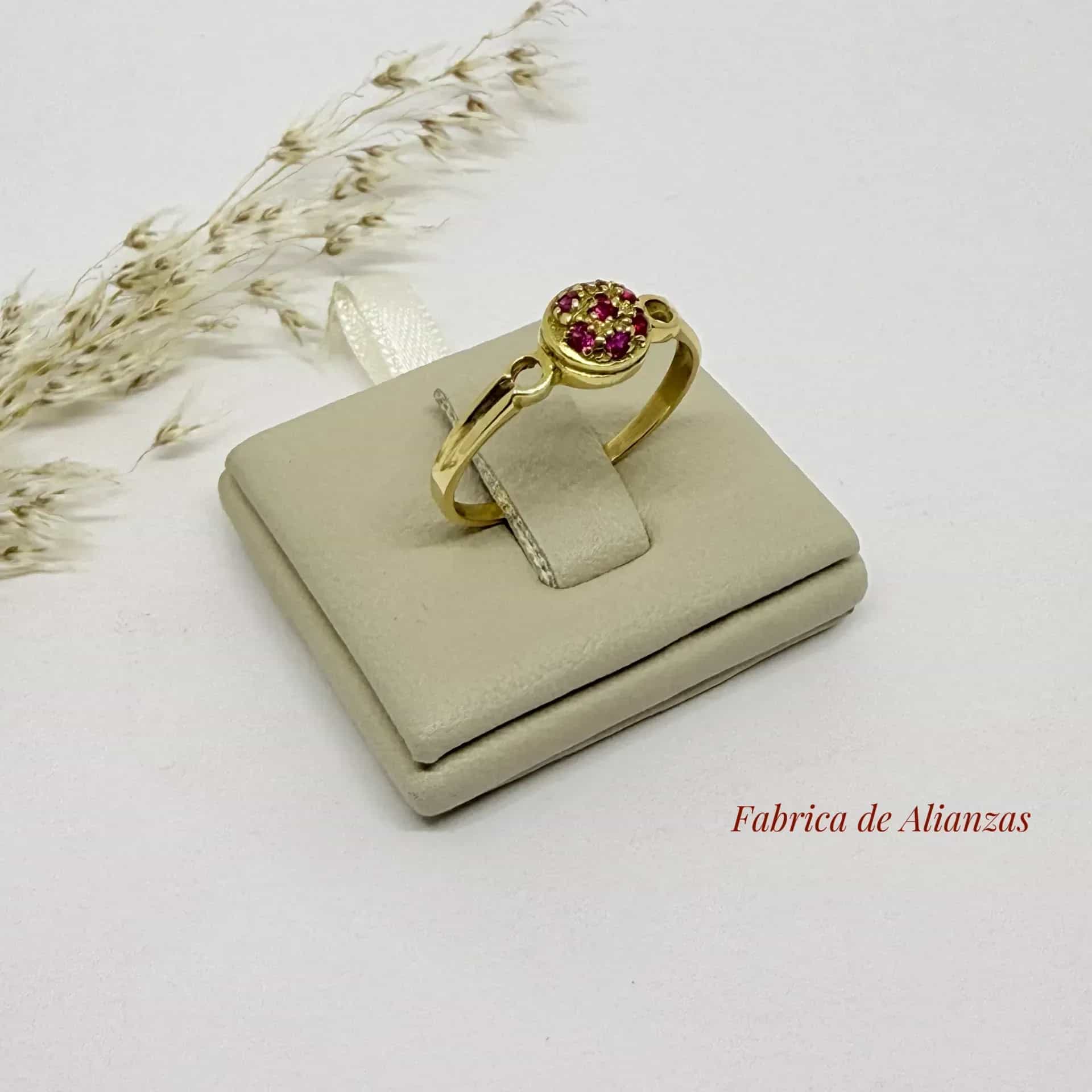 Anillo Frutilla Piedras Rojas
