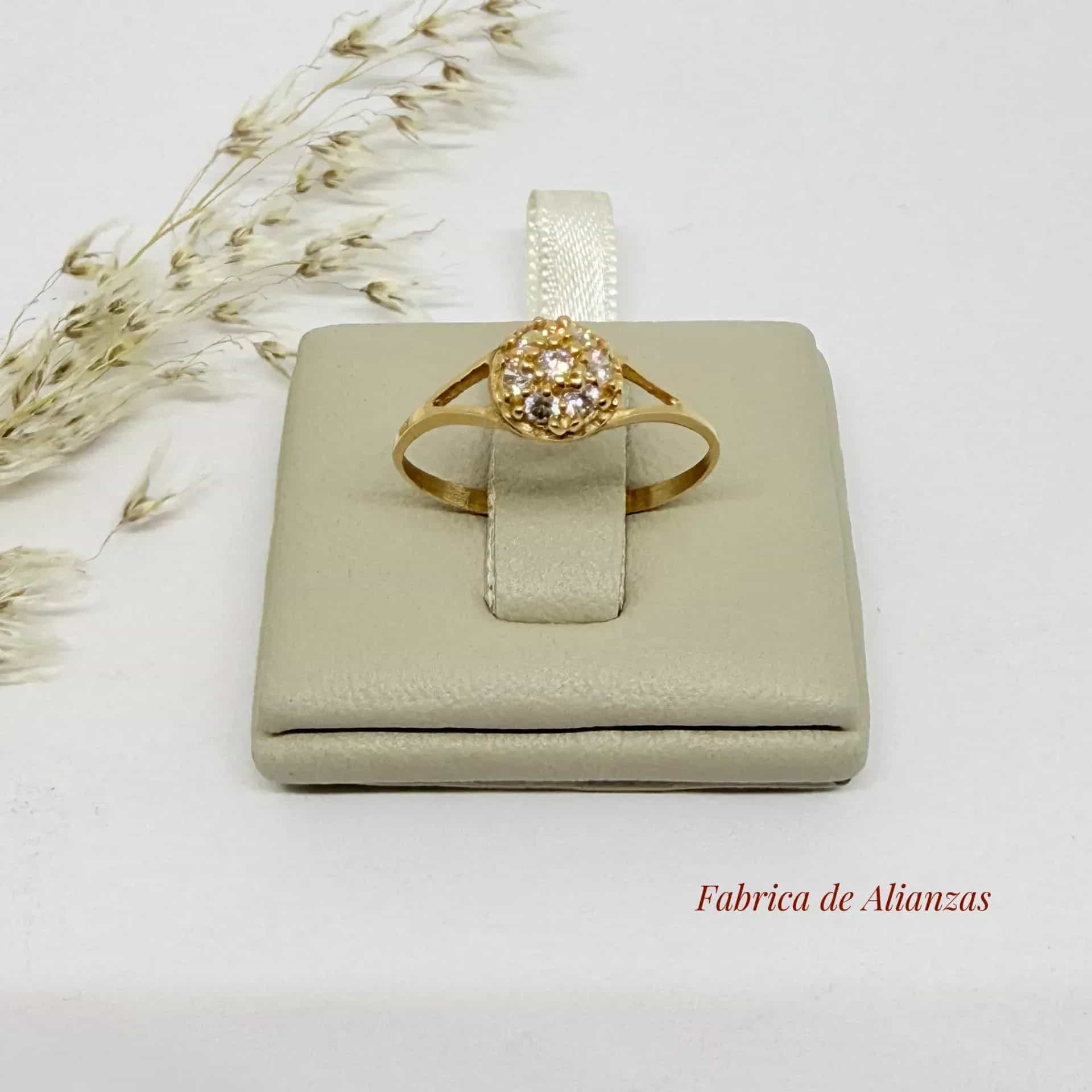 Anillo Frutilla Chico Piedras Blancas