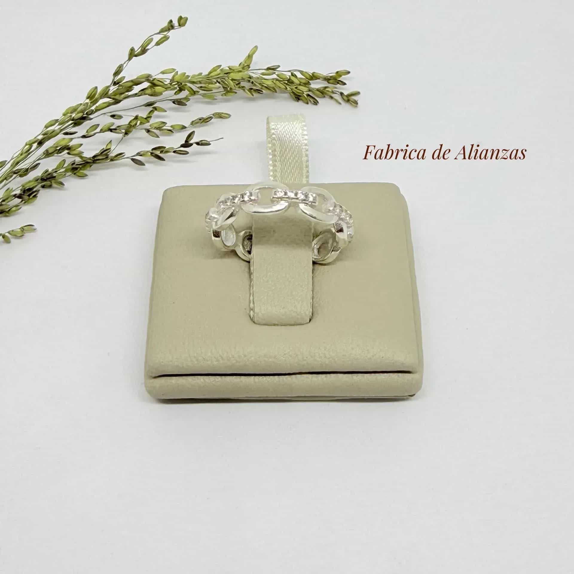 Anillo Trenza con Piedra Blancas