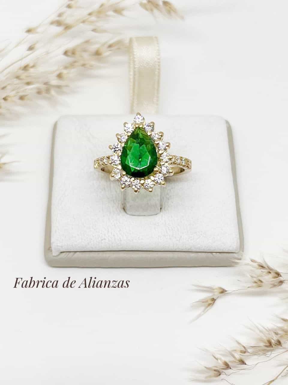 Anillo Gota Grande con Piedra Verde y Blancas