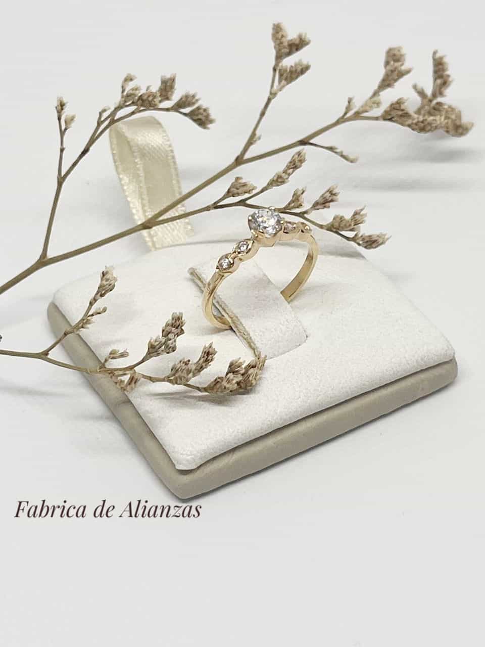 Anillo con Brillante Central y Piedras a los costados