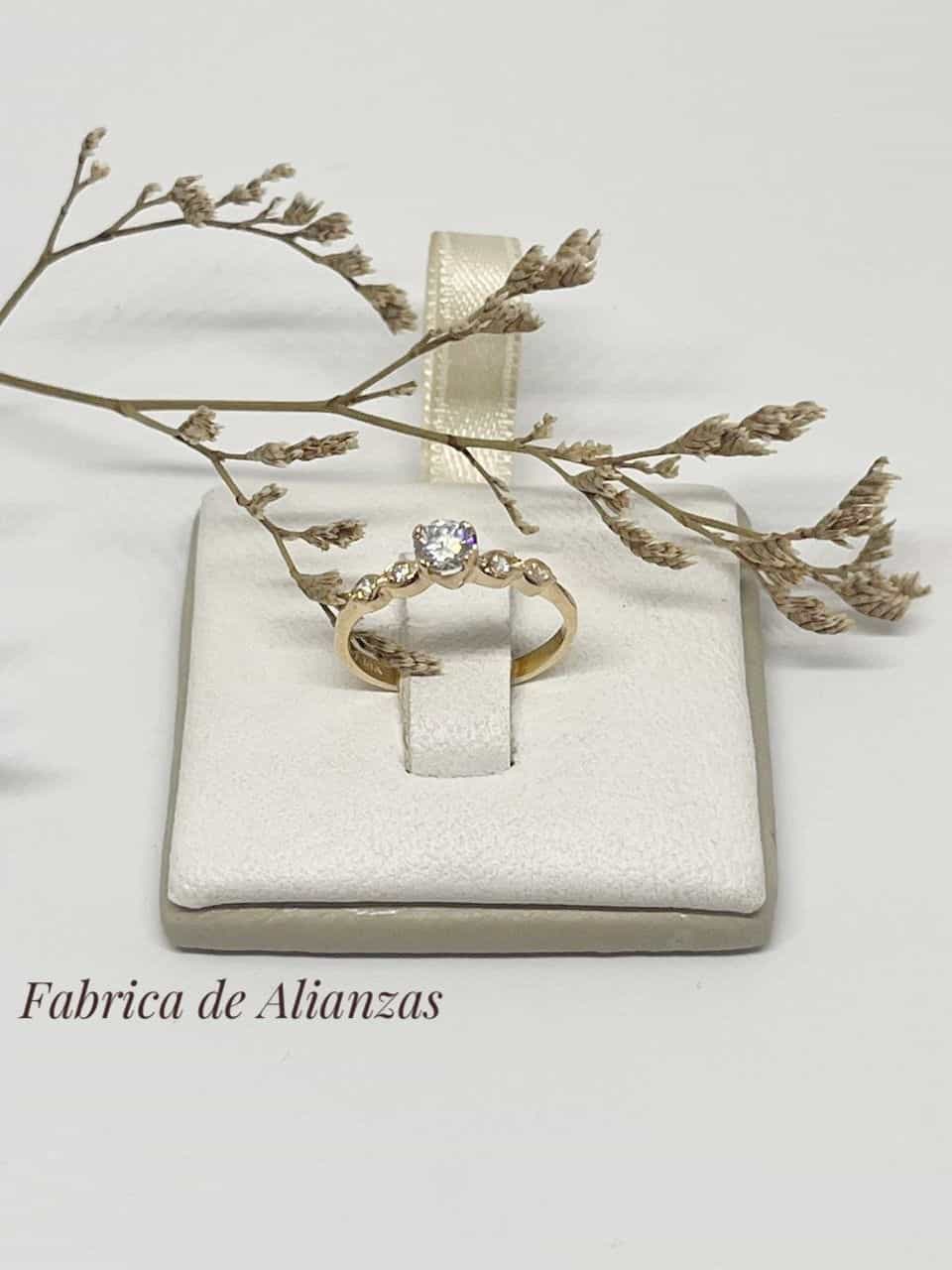 Anillo con Brillante Central y Piedras a los costados