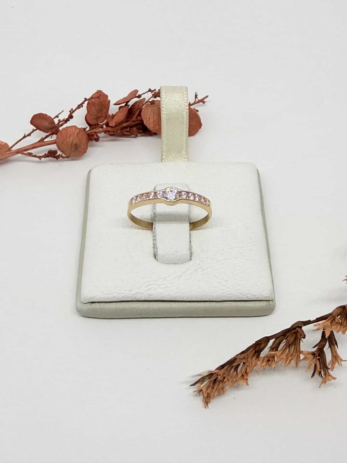 Anillo 1/2 Sin Fin con Piedra Blanca Central y Piedras Rosas