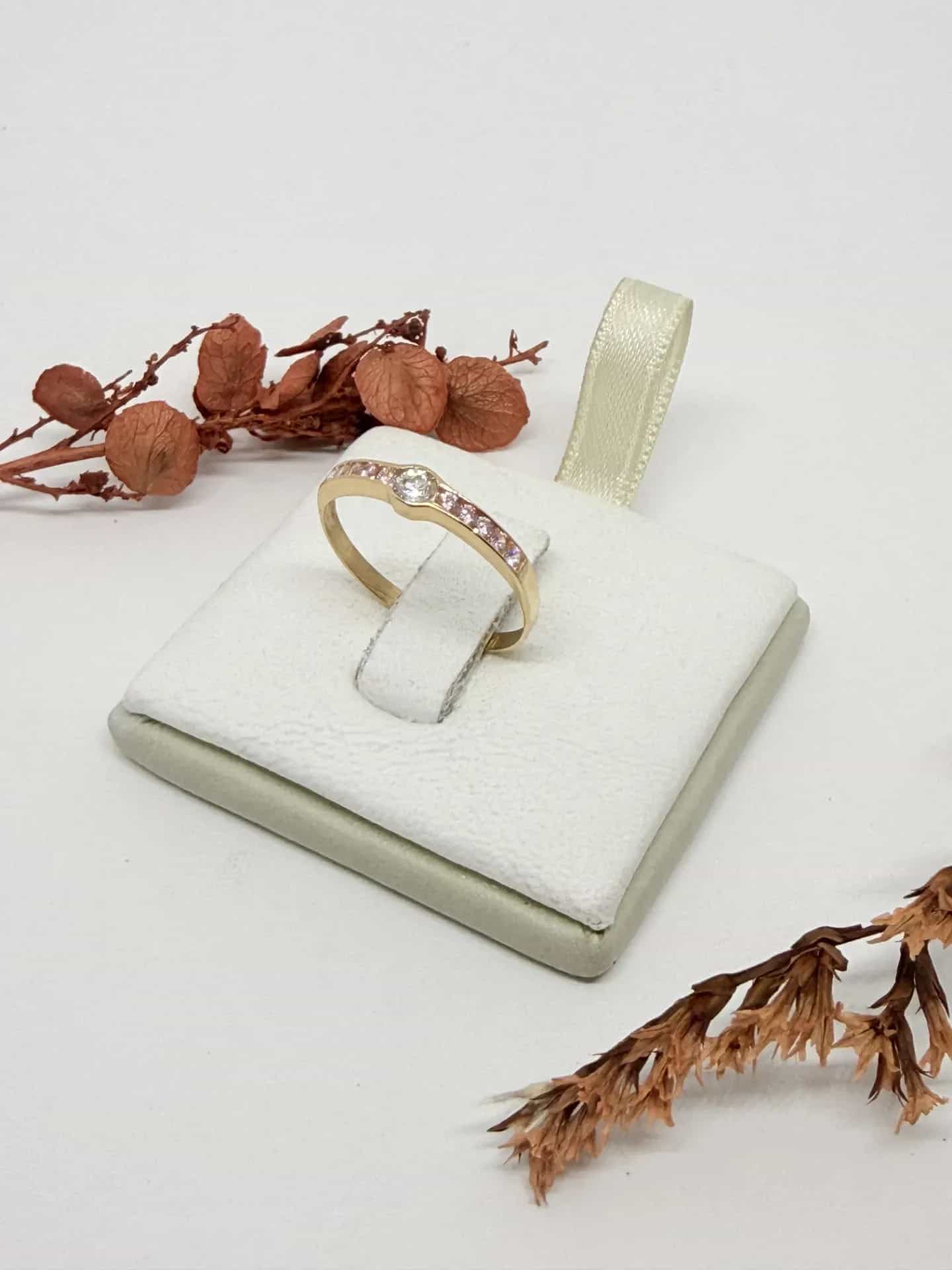 Anillo 1/2 Sin Fin con Piedra Blanca Central y Piedras Rosas