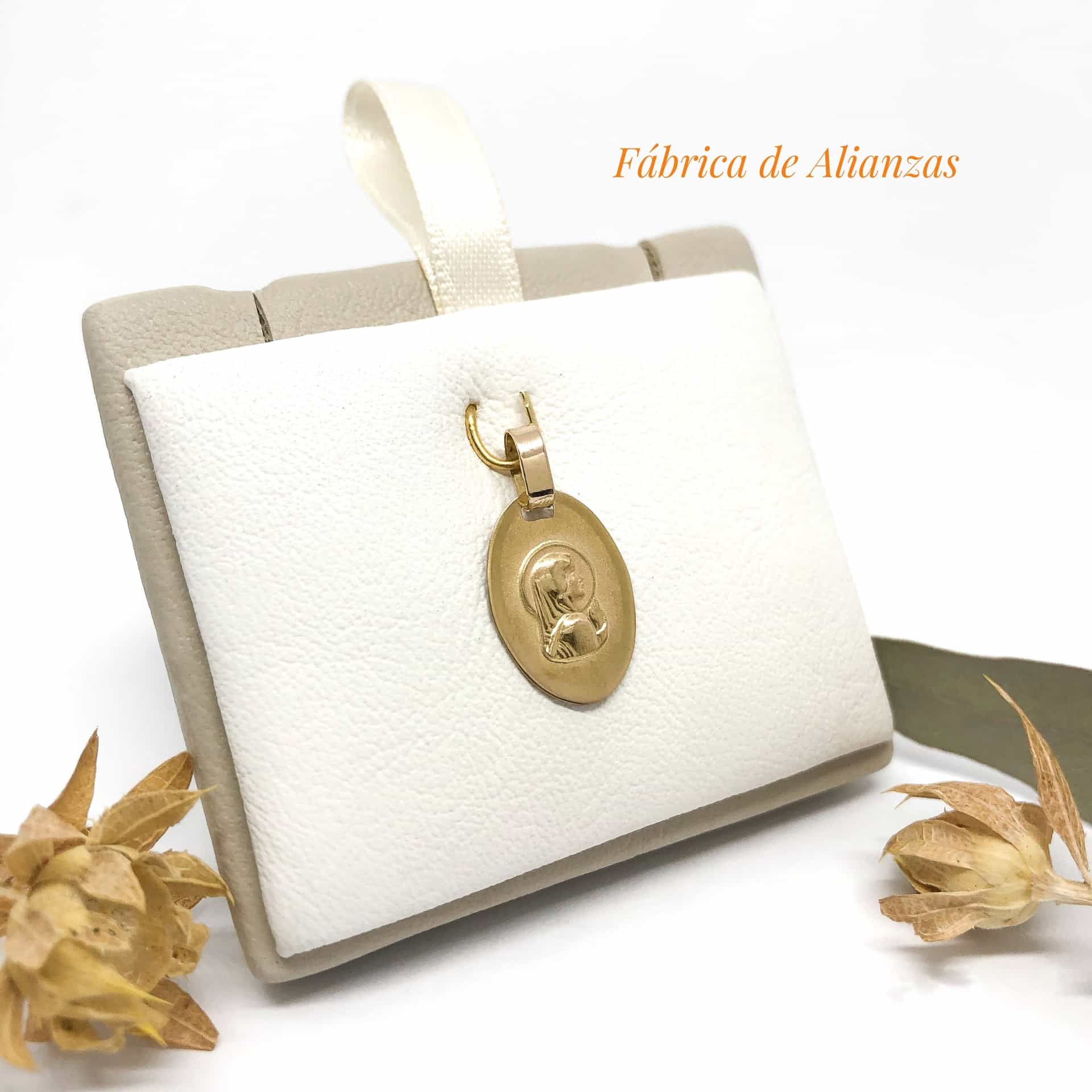 Dije Virgen Niña Sobre Relieve Oval