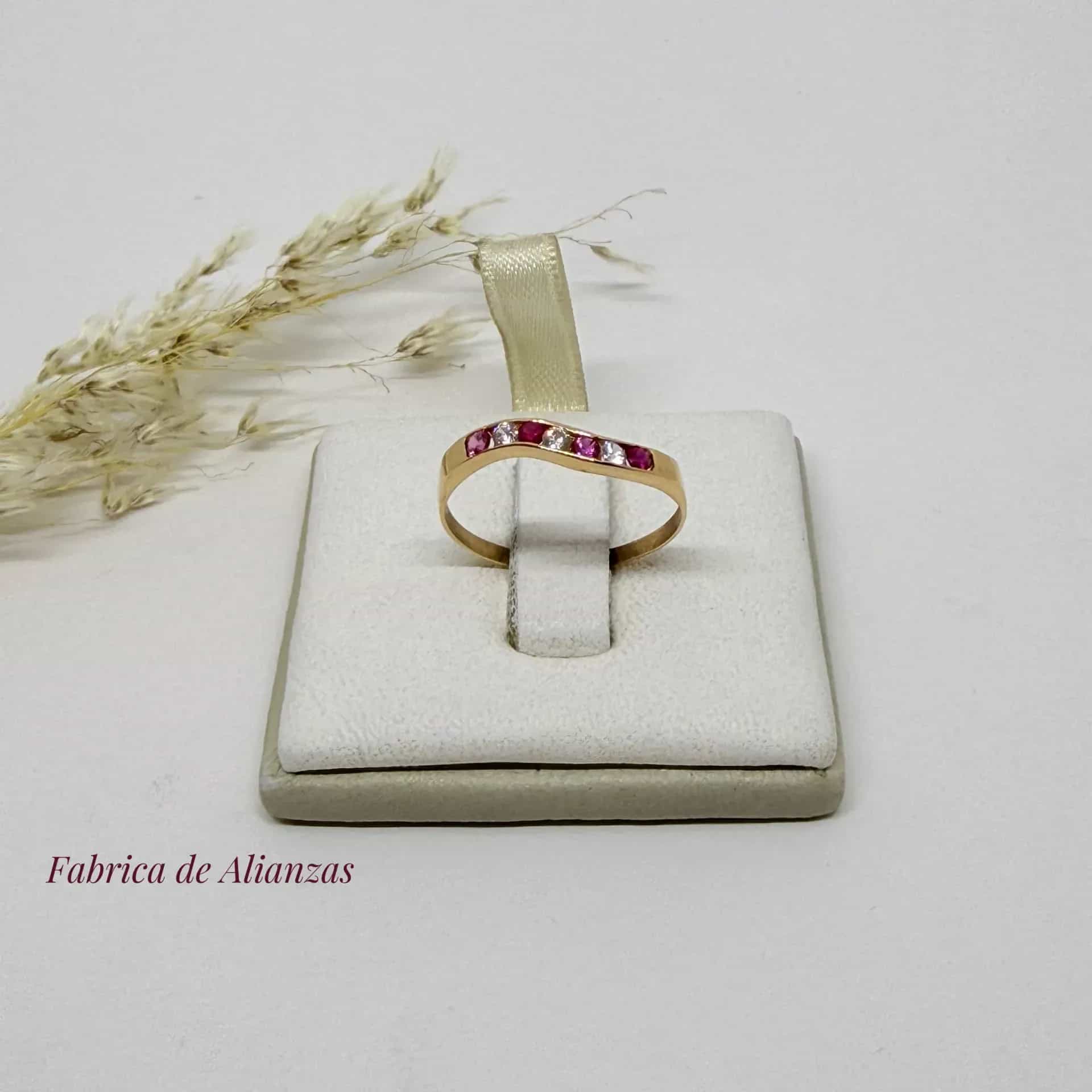 Anillo 1/2 Sin Fin Onda con Piedra Roja y Blanca