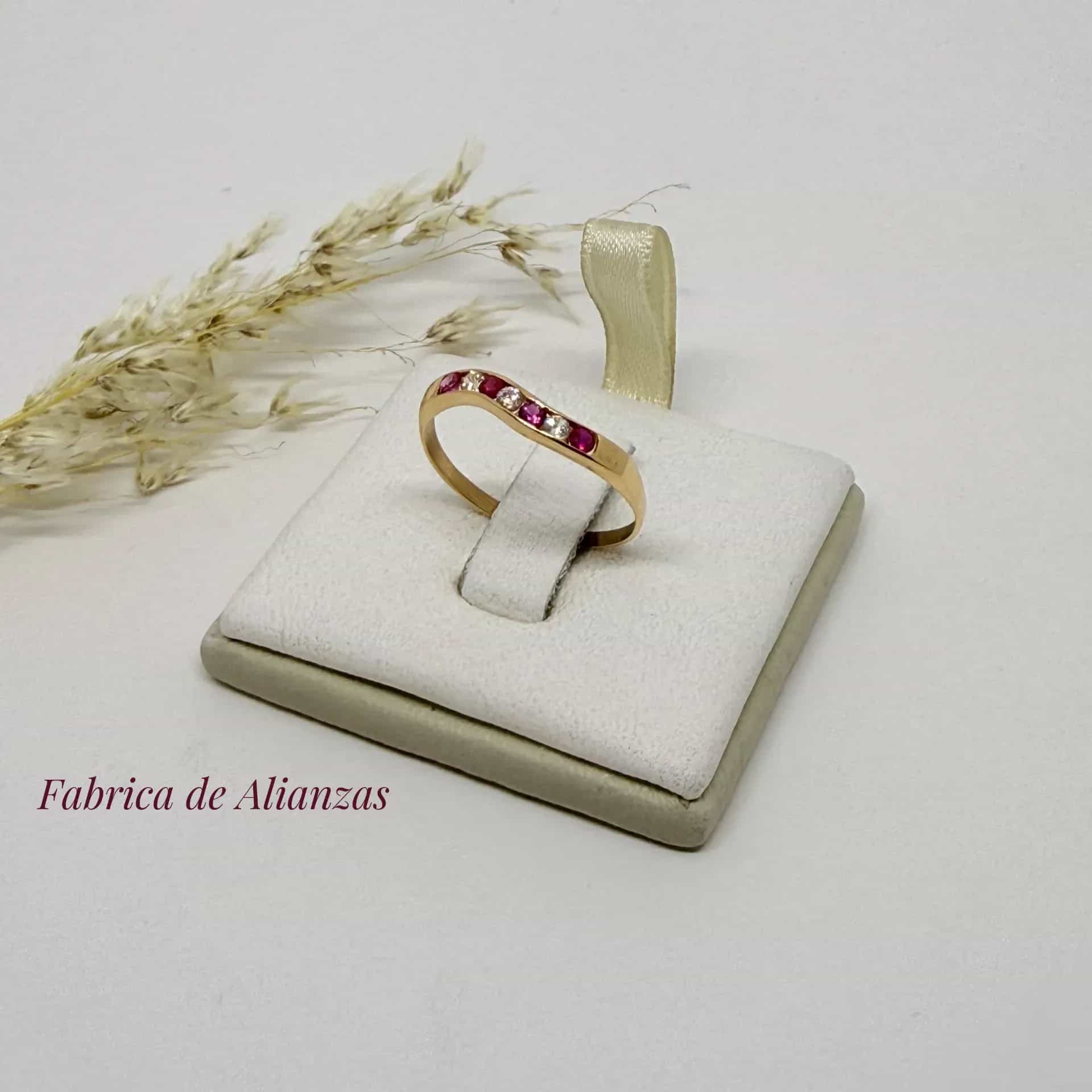 Anillo 1/2 Sin Fin Onda con Piedra Roja y Blanca