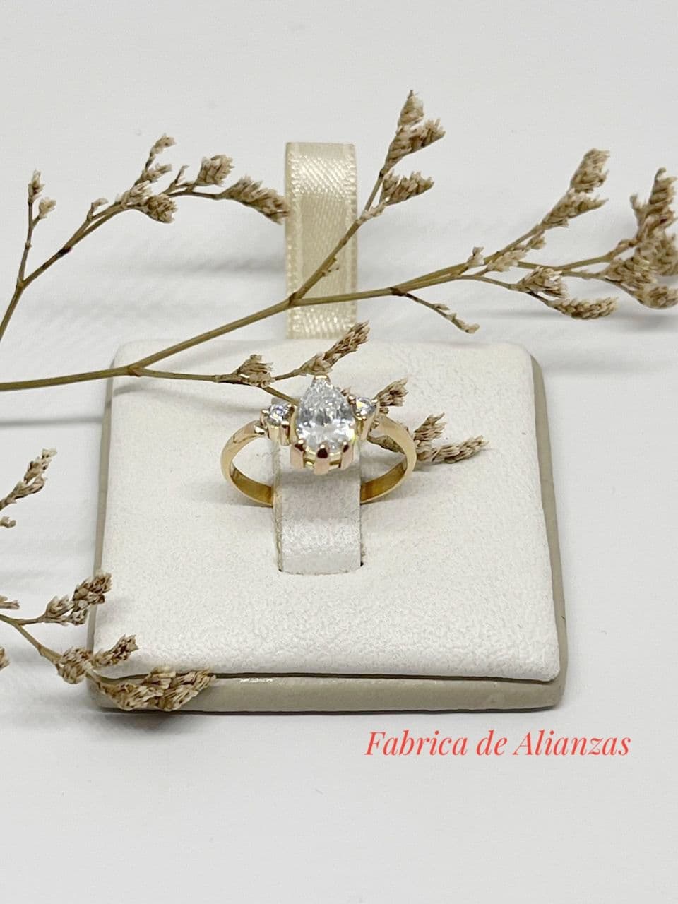 Anillo Gota Mediano con Piedra Celeste y Blancas