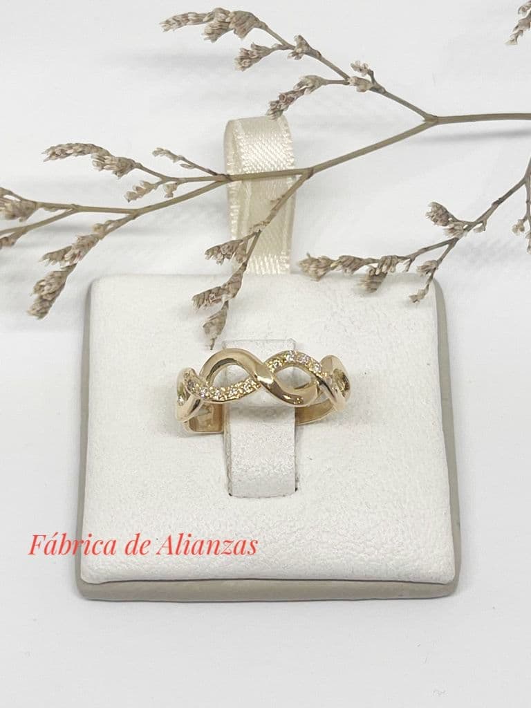 Anillo Trenza con Piedras Blancas