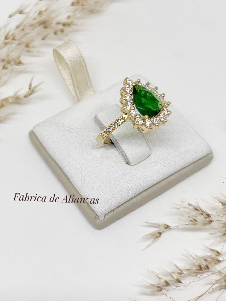 Anillo Gota Grande con Piedra Verde y Blancas