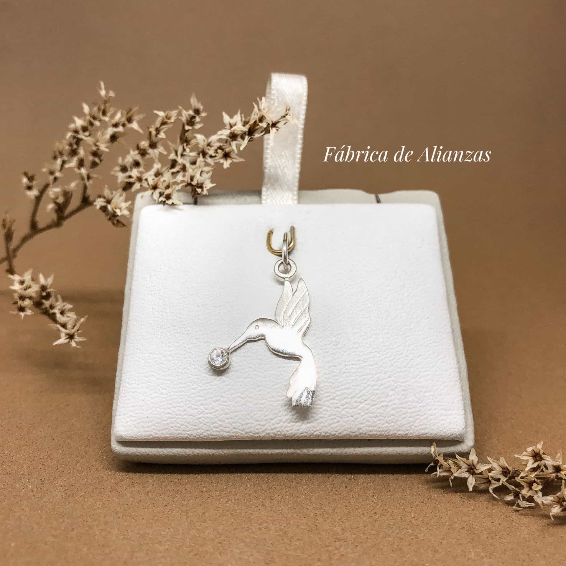 Dije Colibrí Mediano con Piedras Blanca
