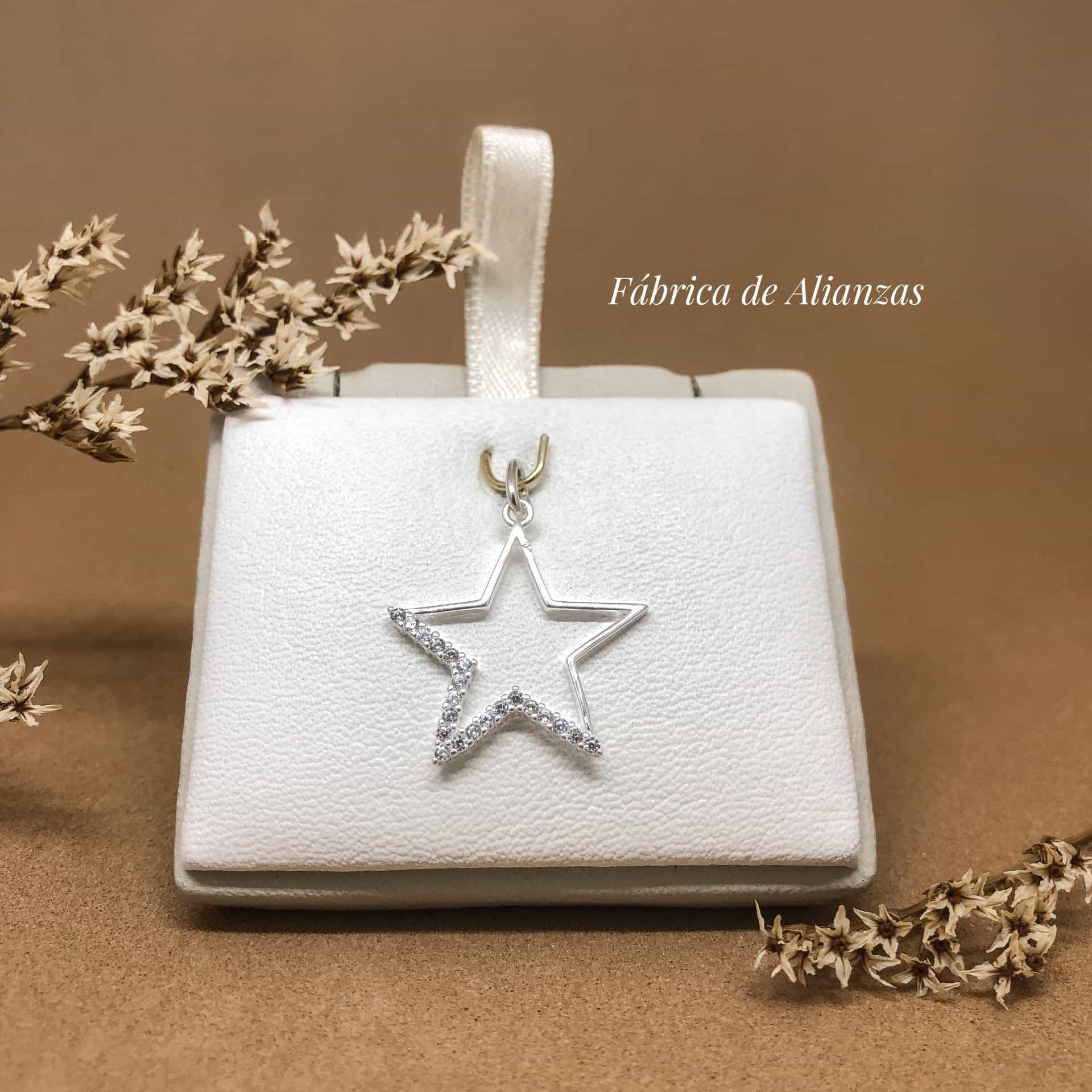 Dije Estrella con Piedras Blancas