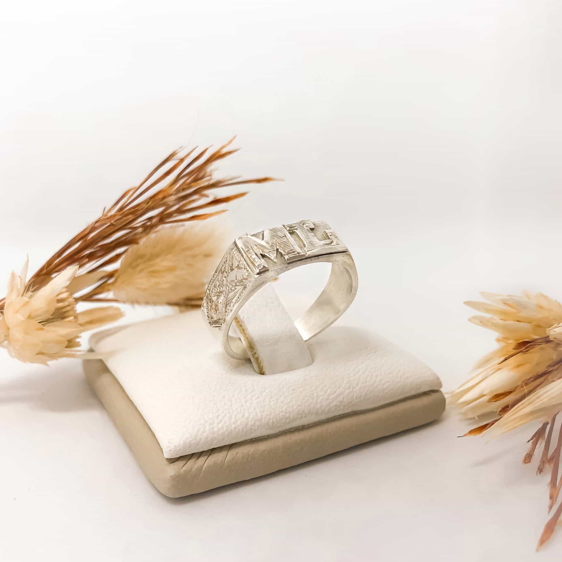 Anillo Sello con Letras sobre Relieve