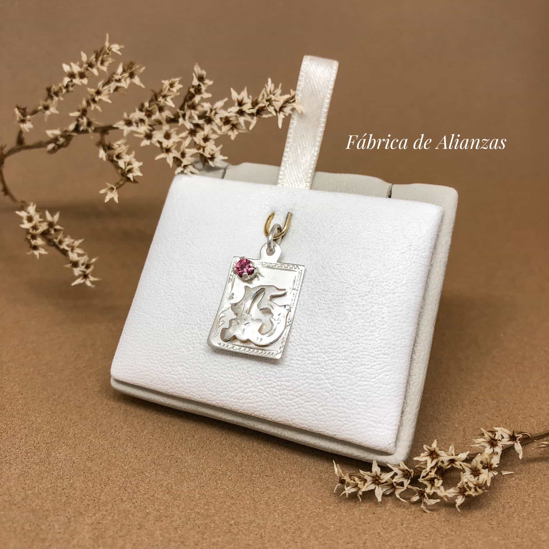 Medalla Número 15 Rectangular con Piedra Rosa