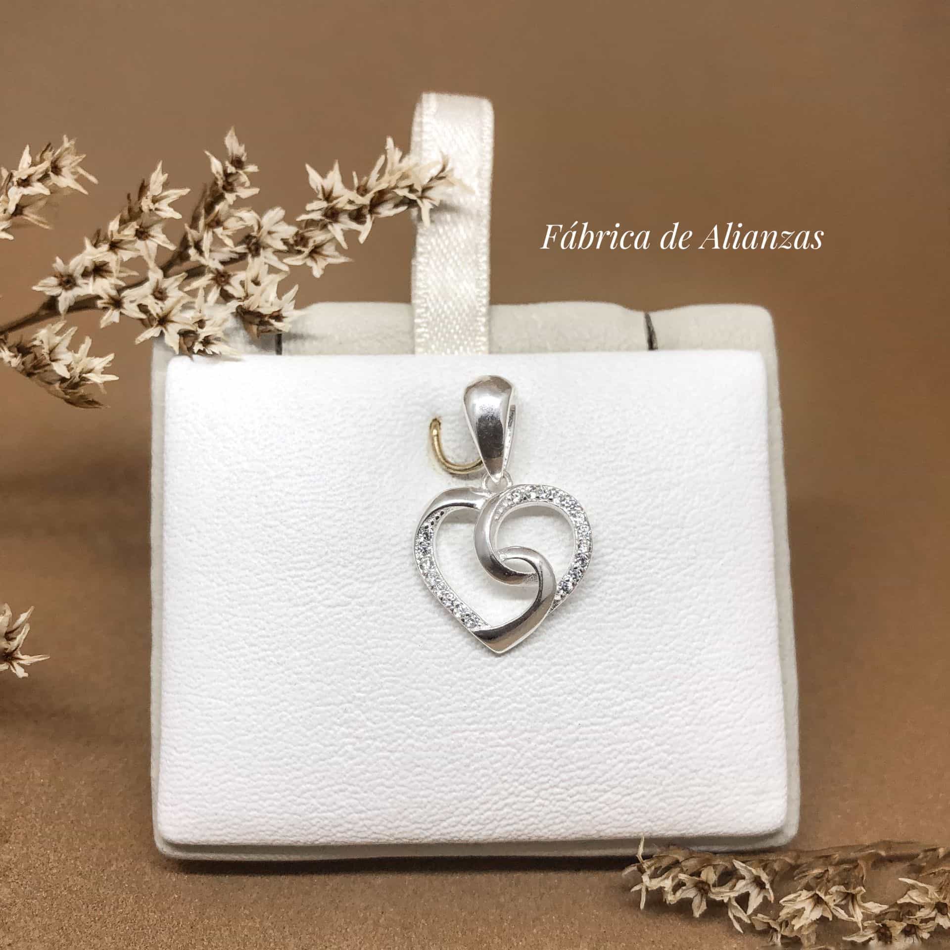 Dije Corazón con Piedras Blancas