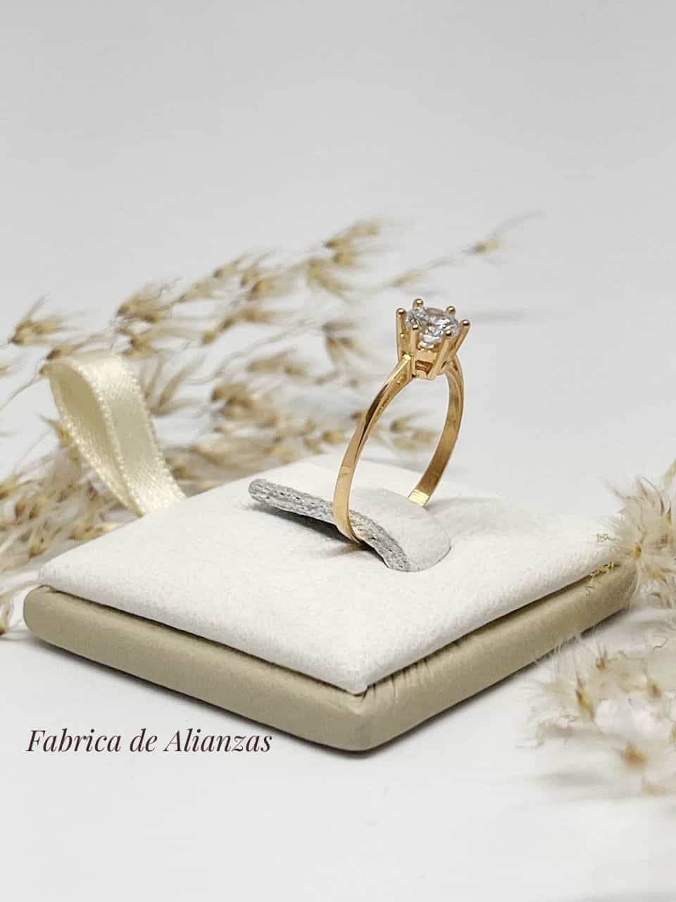 Anillo Solitario Piedra Blanca Mediana
