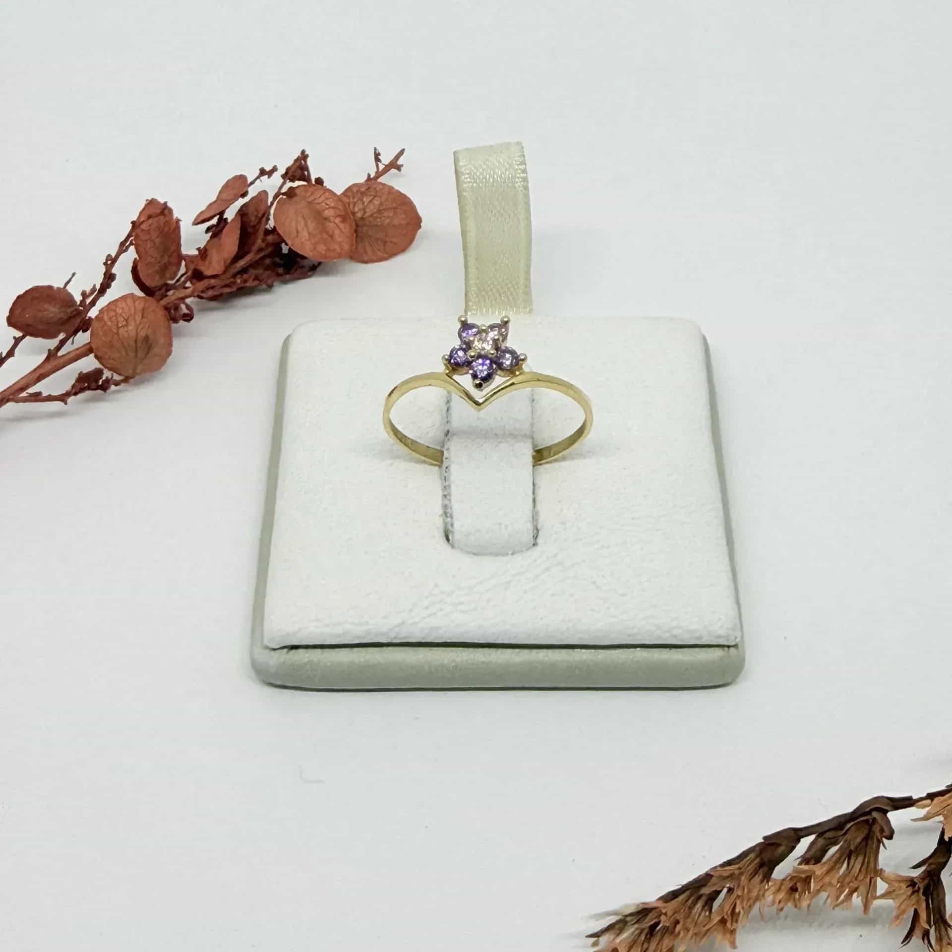 Anillo Roseta Piedra Lila y Blanca en V