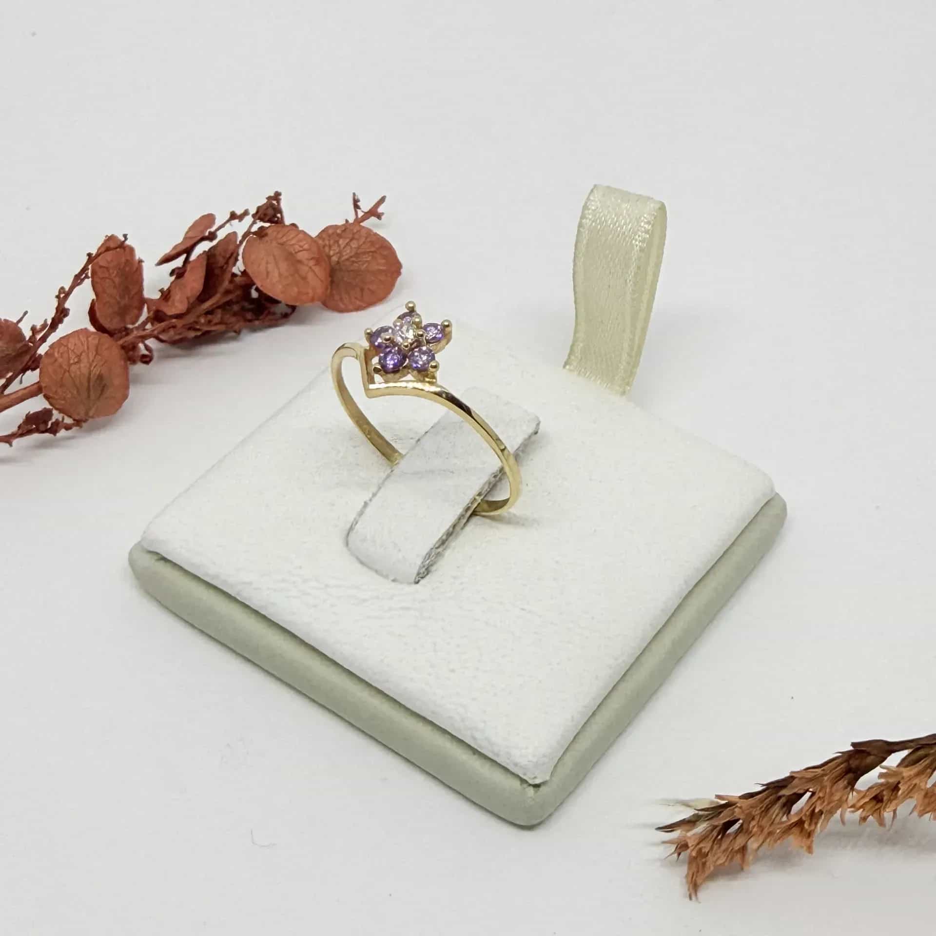 Anillo Roseta Piedra Lila y Blanca en V