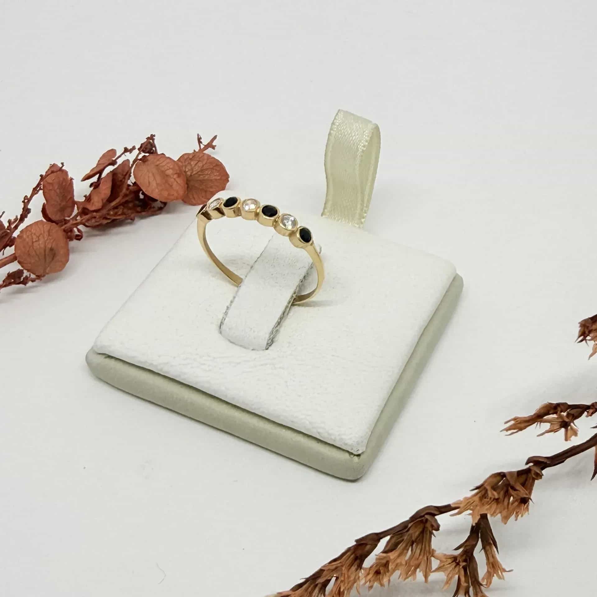 Anillo Circulo con Piedras Negras y Blancas