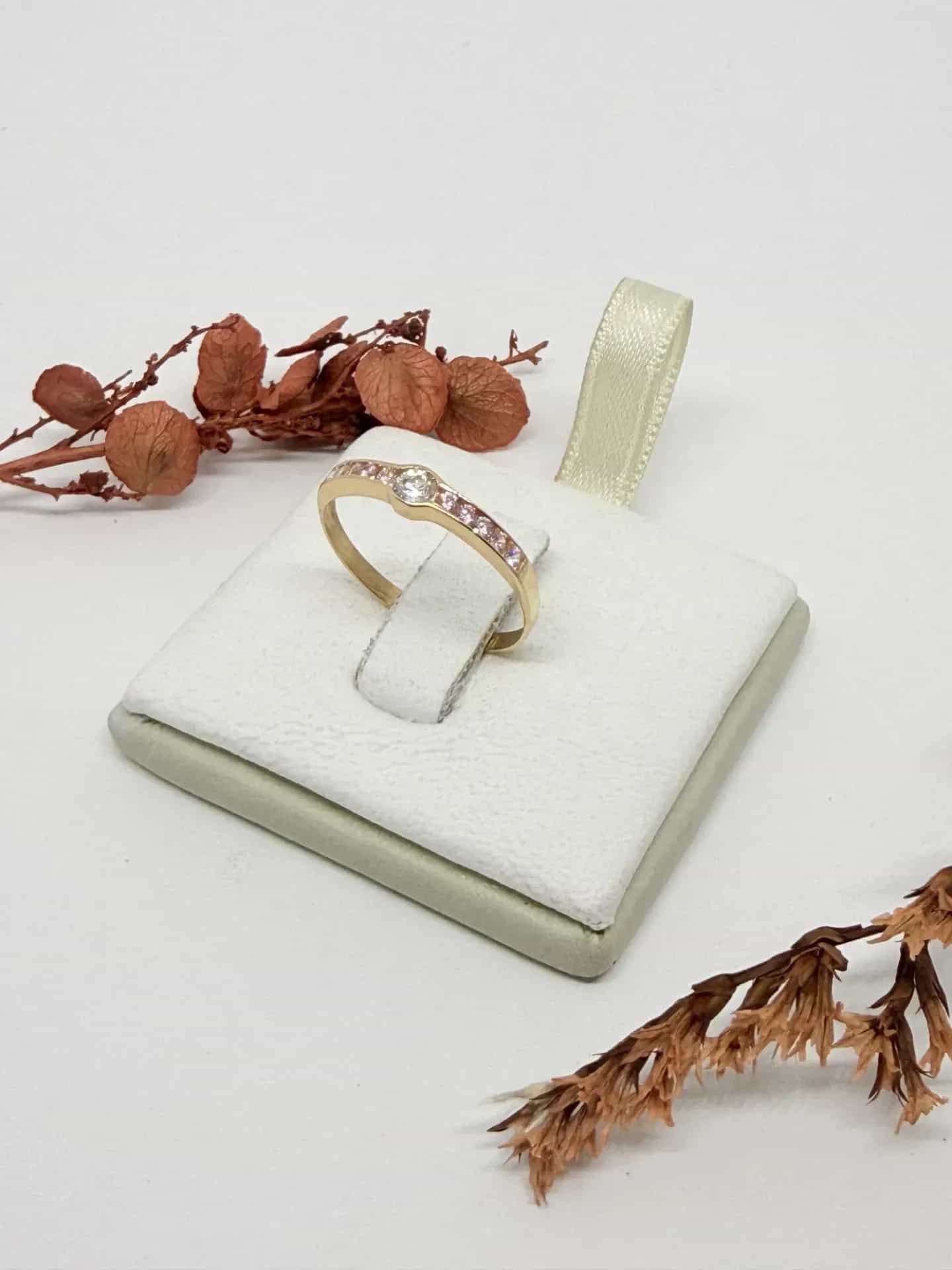 Anillo 1/2 Sin Fin con Piedra Blanca Central y Piedras Rosas
