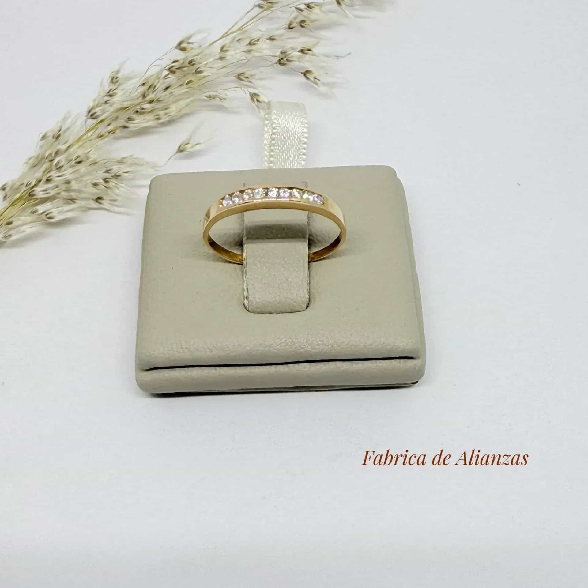 Anillo 1/2 Sin Fin Piedras Blancas