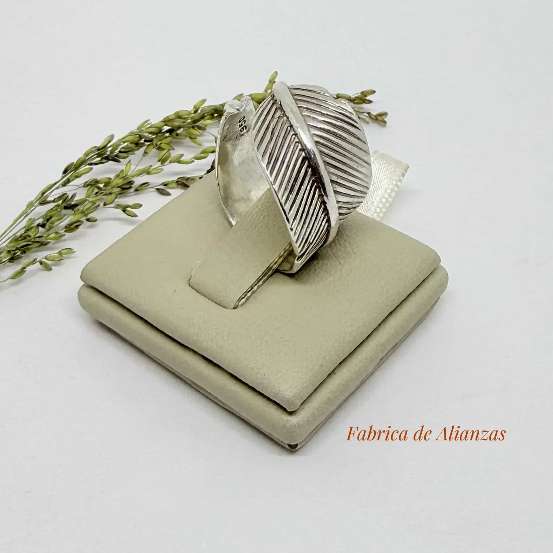 Anillo Hoja Labrado