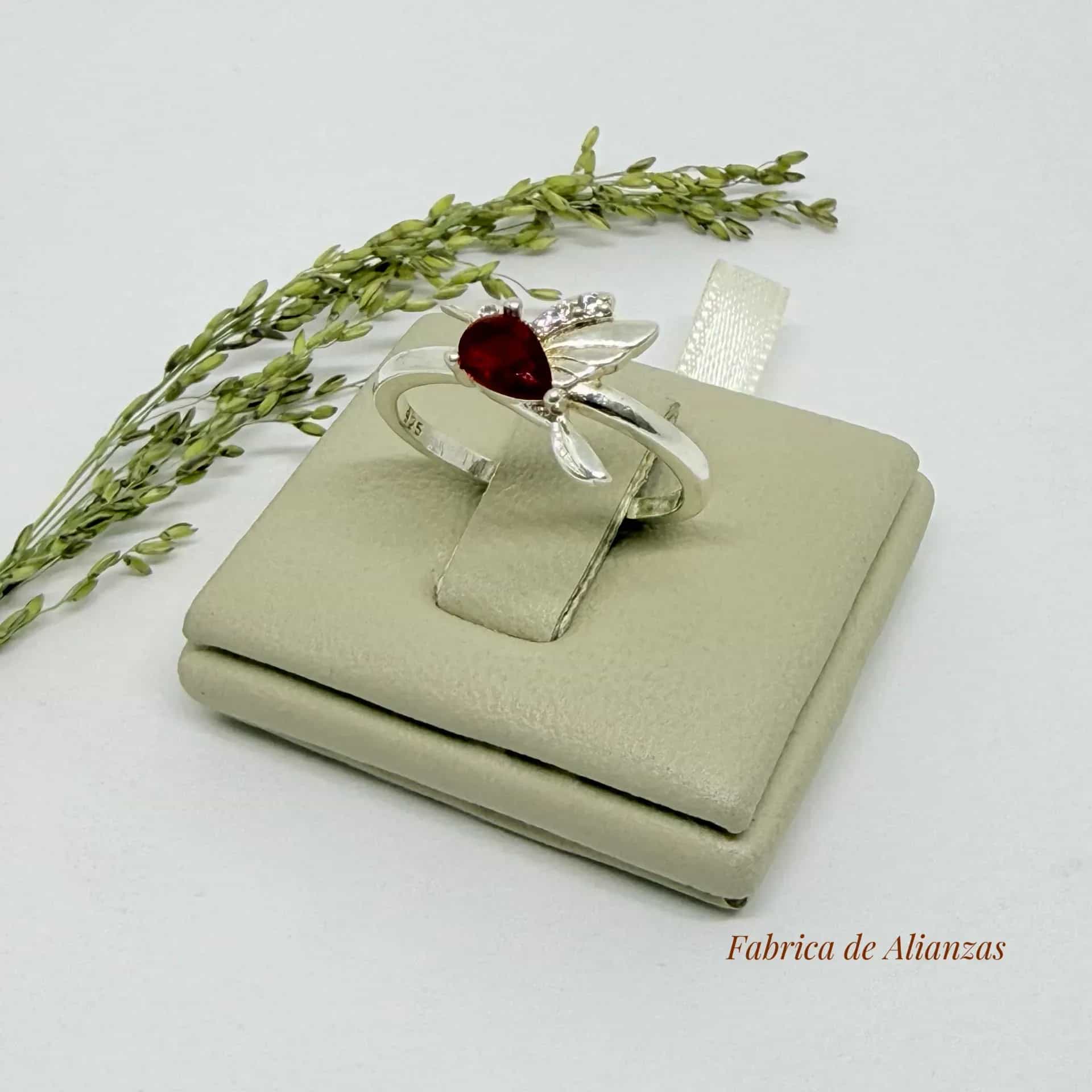 Anillo Colibrí Piedra Roja