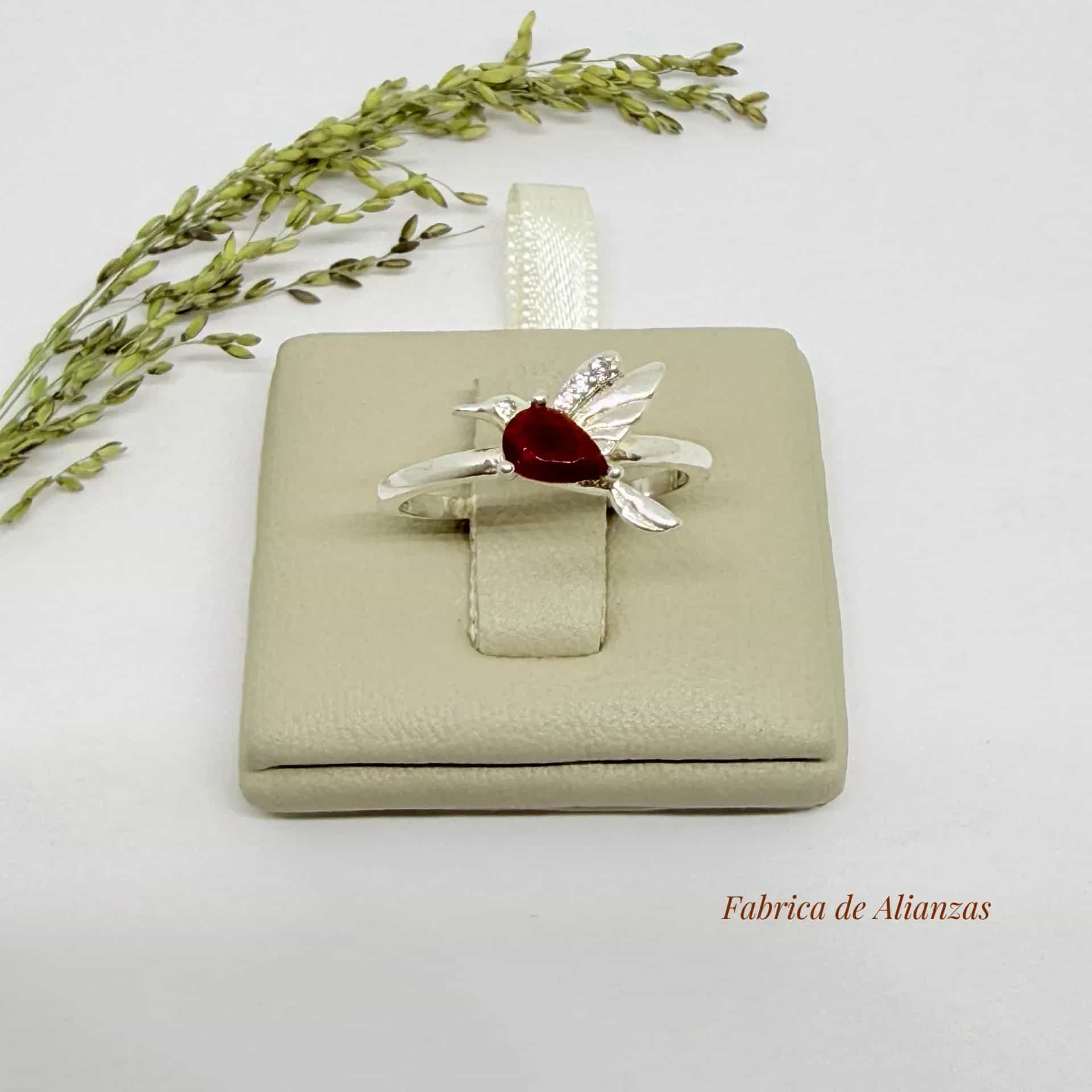 Anillo Colibrí Piedra Roja