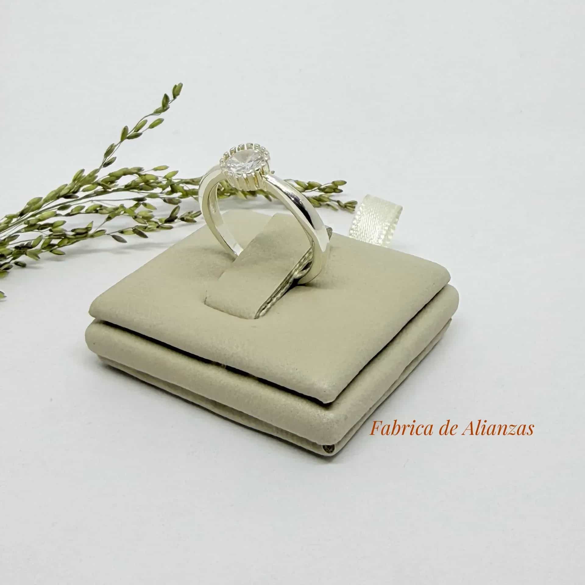 Anillo Solitario Piedra Blanca Redonda