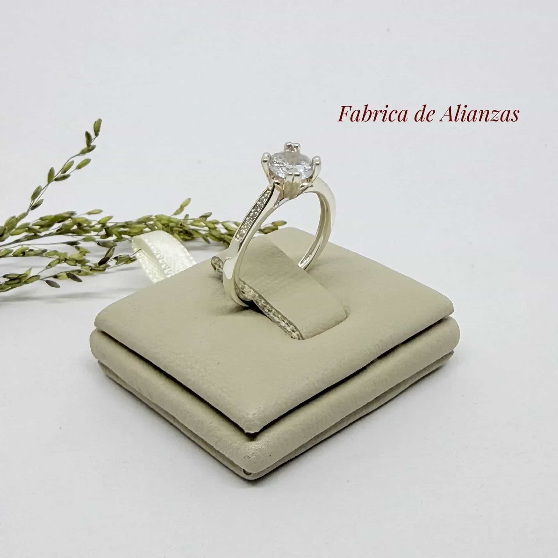 Anillo Piedra Central y Laterales Blancas
